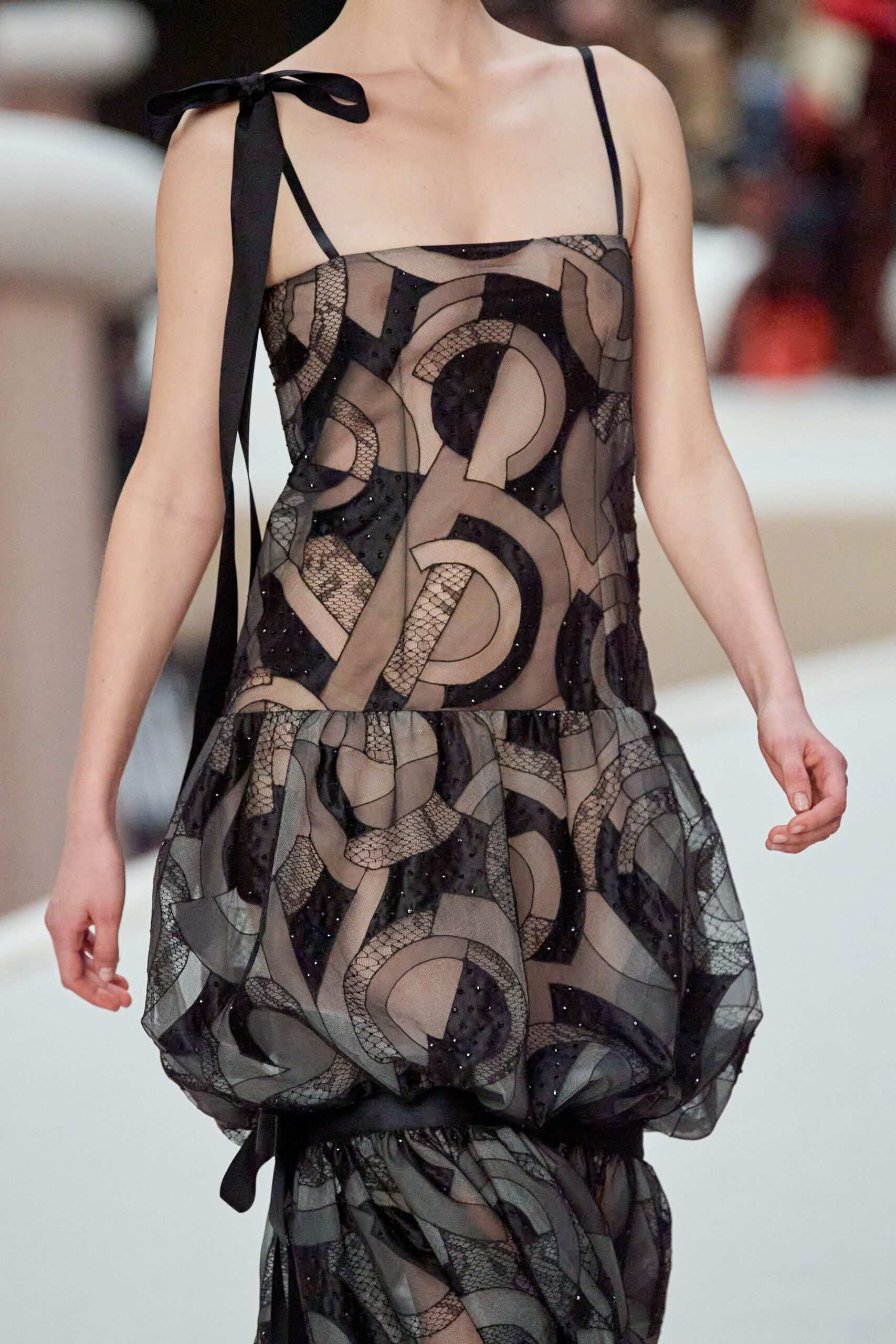 Hinh anh Chanel Haute Couture Xuân Hè 2022: Sự thanh tao đầy tính nữ được gợi mở giữa lần ranh vừa thật vừa ảo 52