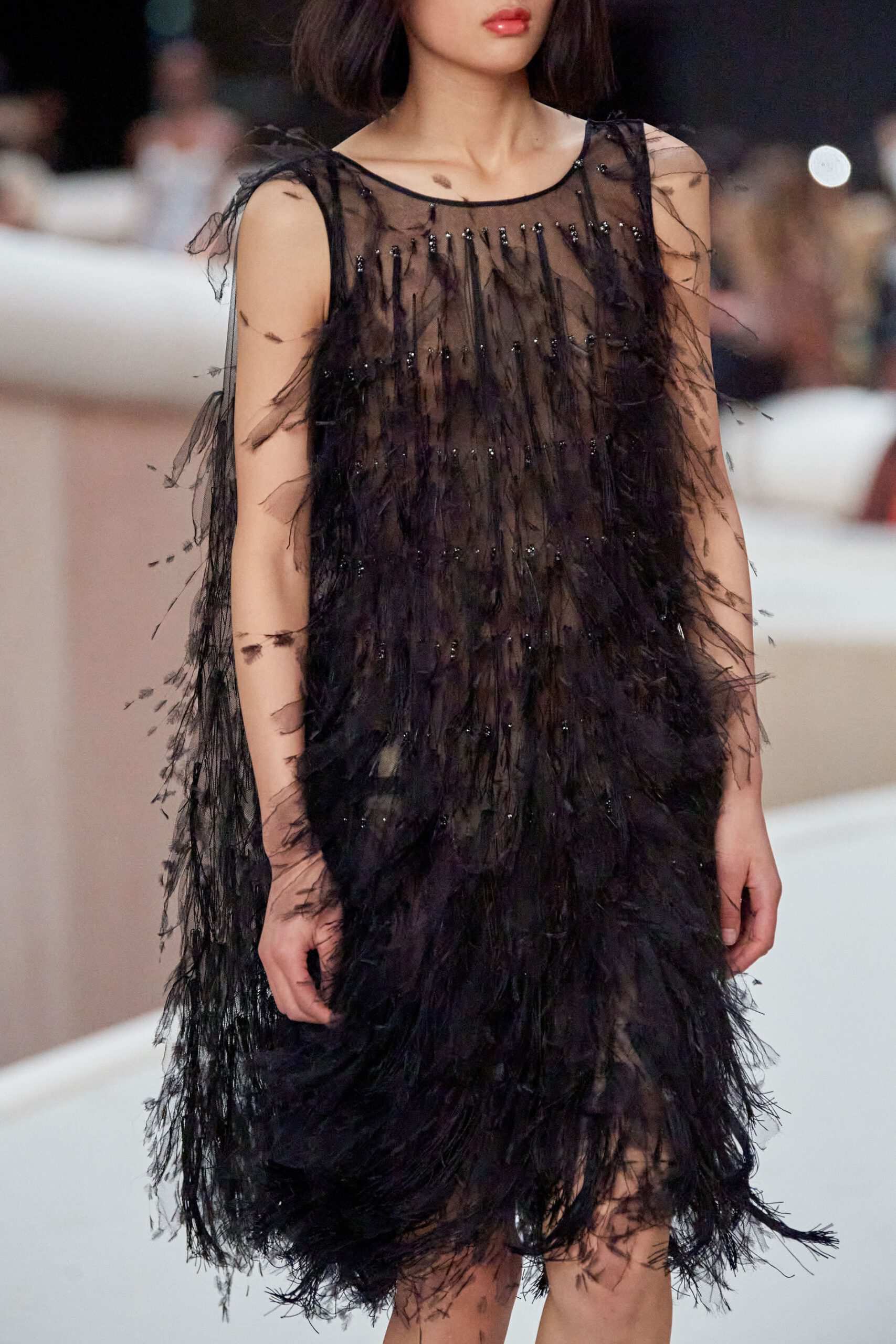 Hinh anh Chanel Haute Couture Xuân Hè 2022: Sự thanh tao đầy tính nữ được gợi mở giữa lần ranh vừa thật vừa ảo 46
