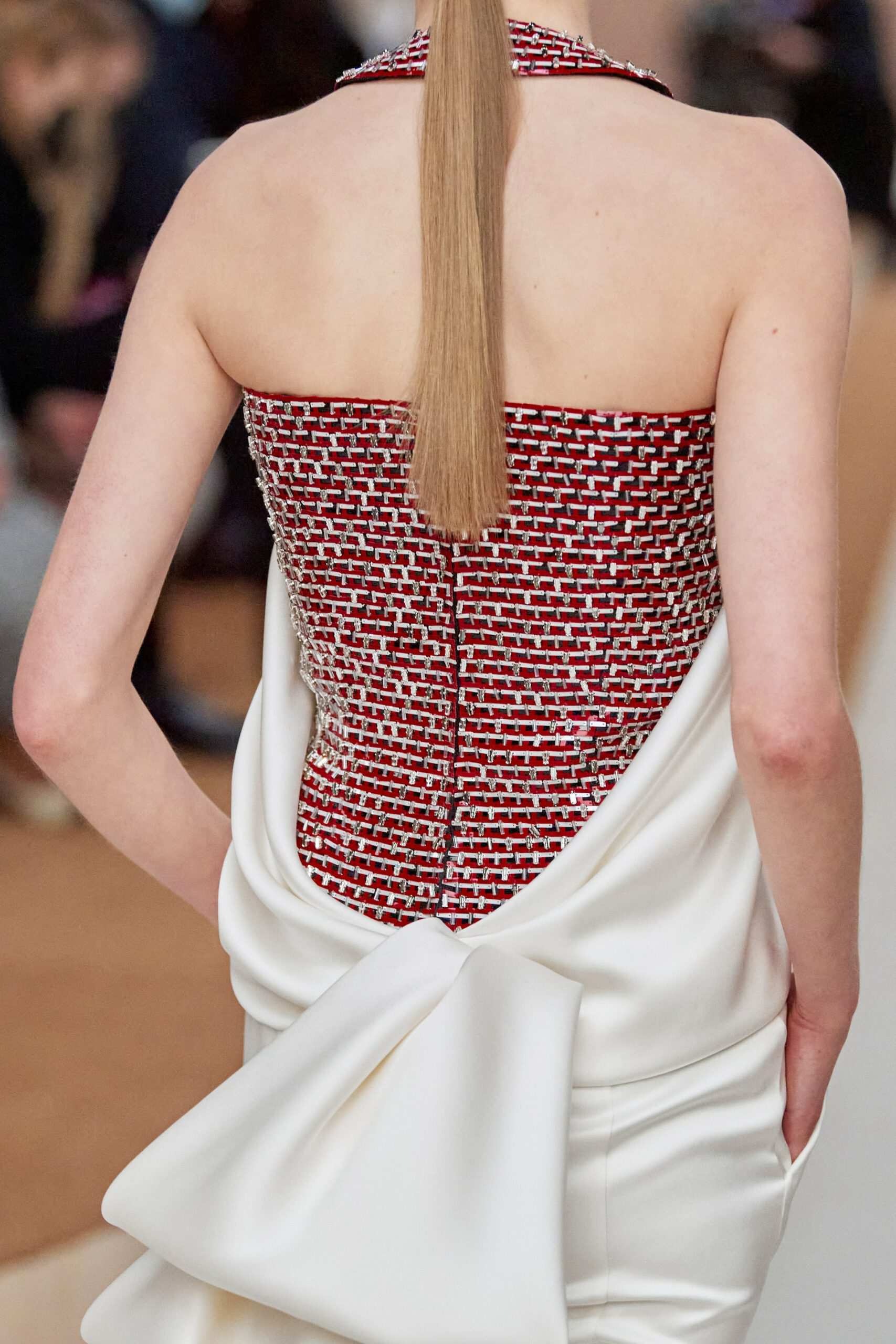 Hinh anh Chanel Haute Couture Xuân Hè 2022: Sự thanh tao đầy tính nữ được gợi mở giữa lần ranh vừa thật vừa ảo 43