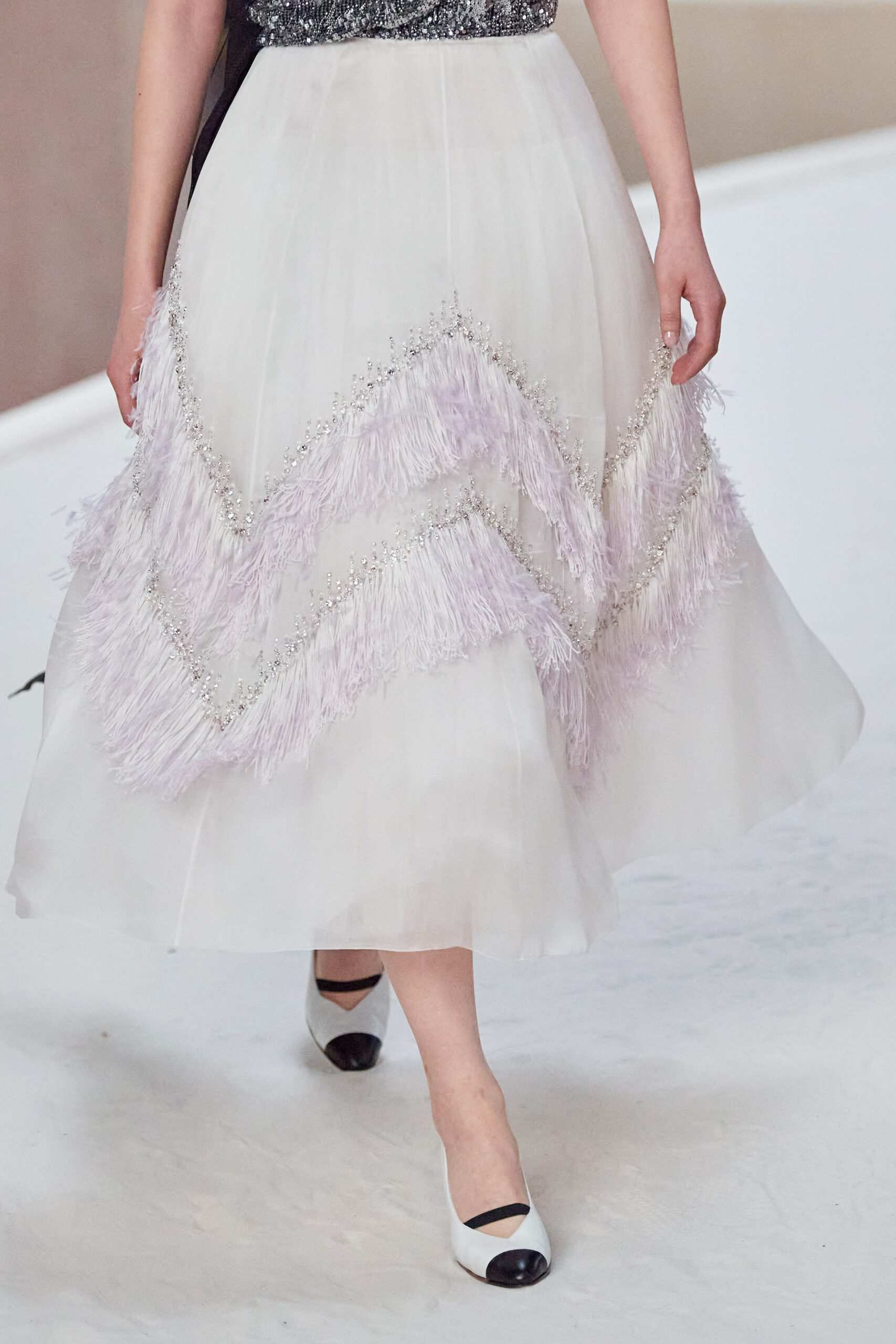 Hinh anh Chanel Haute Couture Xuân Hè 2022: Sự thanh tao đầy tính nữ được gợi mở giữa lần ranh vừa thật vừa ảo 50