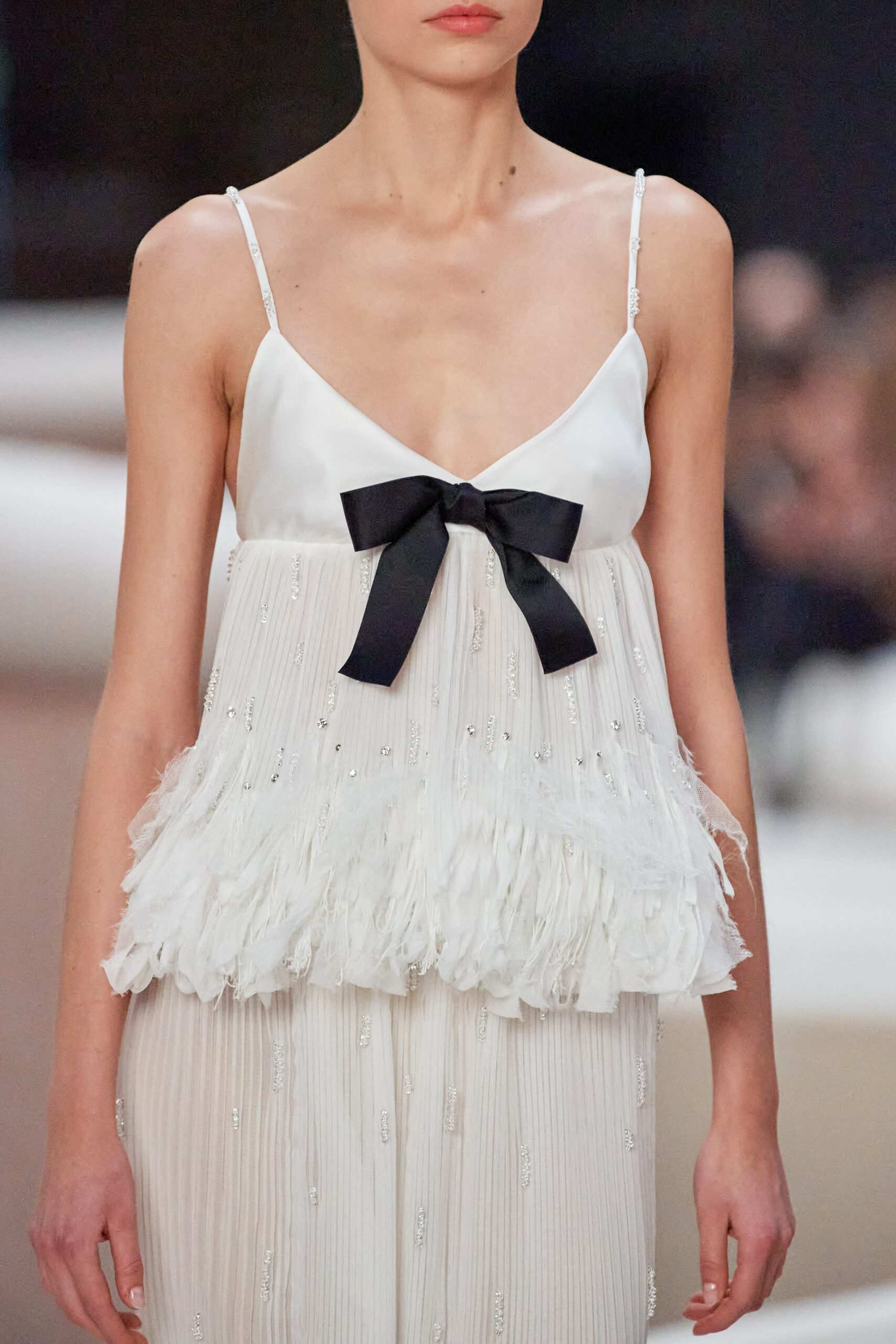 Hinh anh Chanel Haute Couture Xuân Hè 2022: Sự thanh tao đầy tính nữ được gợi mở giữa lần ranh vừa thật vừa ảo 51