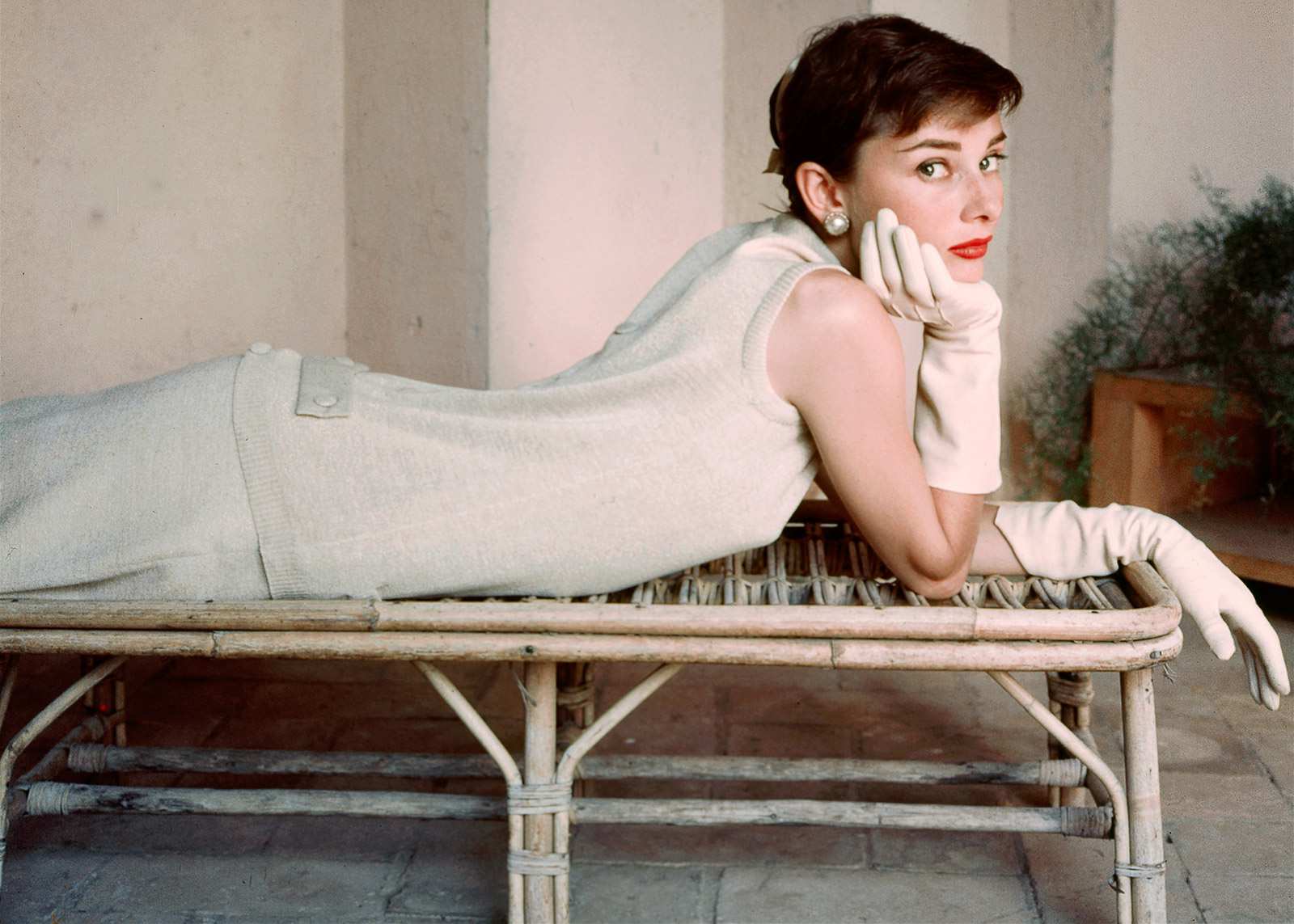 Hinh anh Mở khóa cẩm nang làm đẹp của mỹ nhân mọi thời đại Audrey Hepburn 1