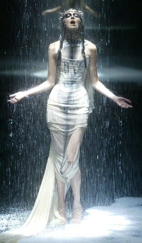 Hinh anh Những sàn diễn “rùng mình” của Alexander Mcqueen 3