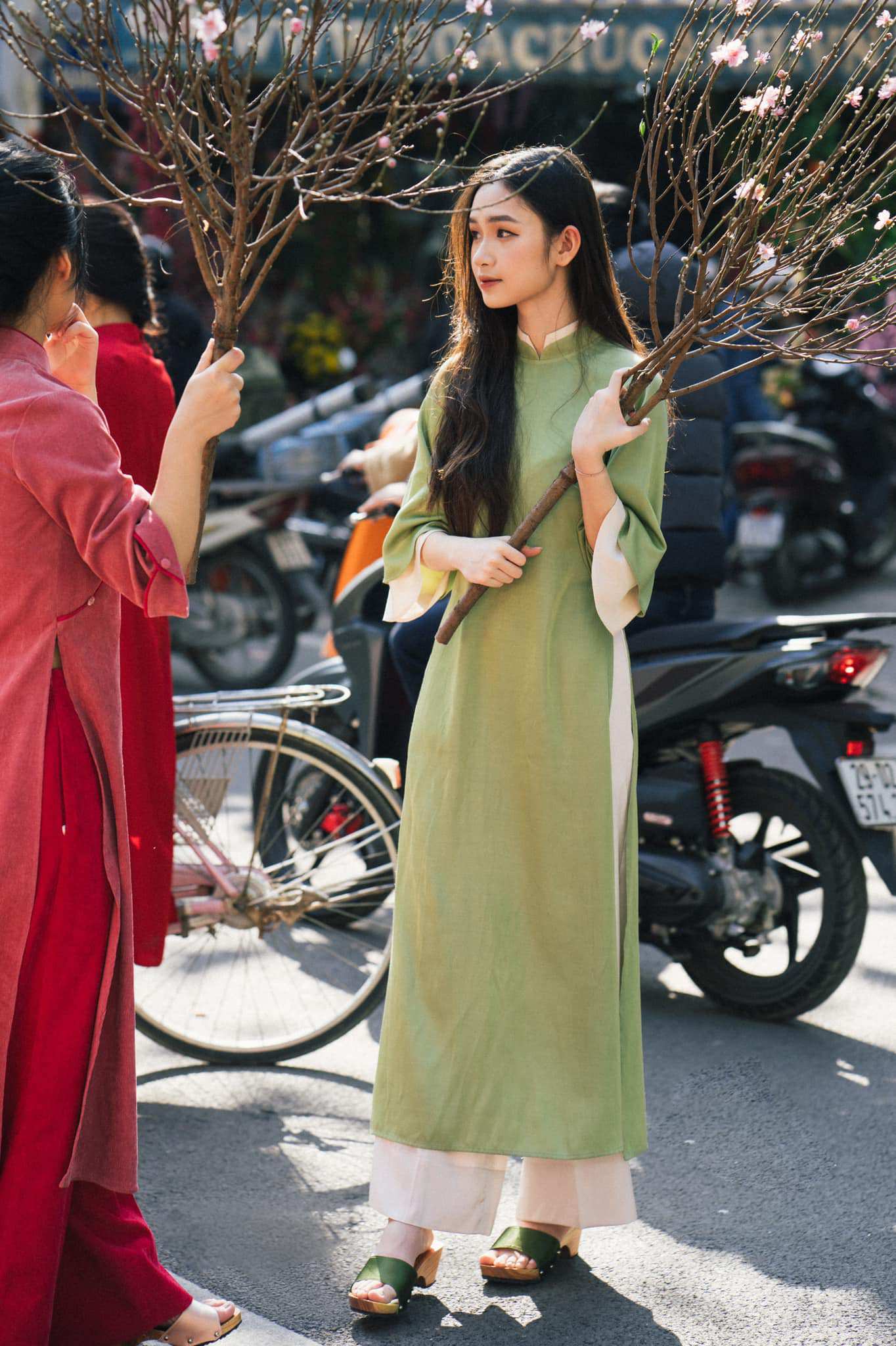 Hinh anh Hồi sinh vẻ đẹp truyền thống với đôi guốc mules 4