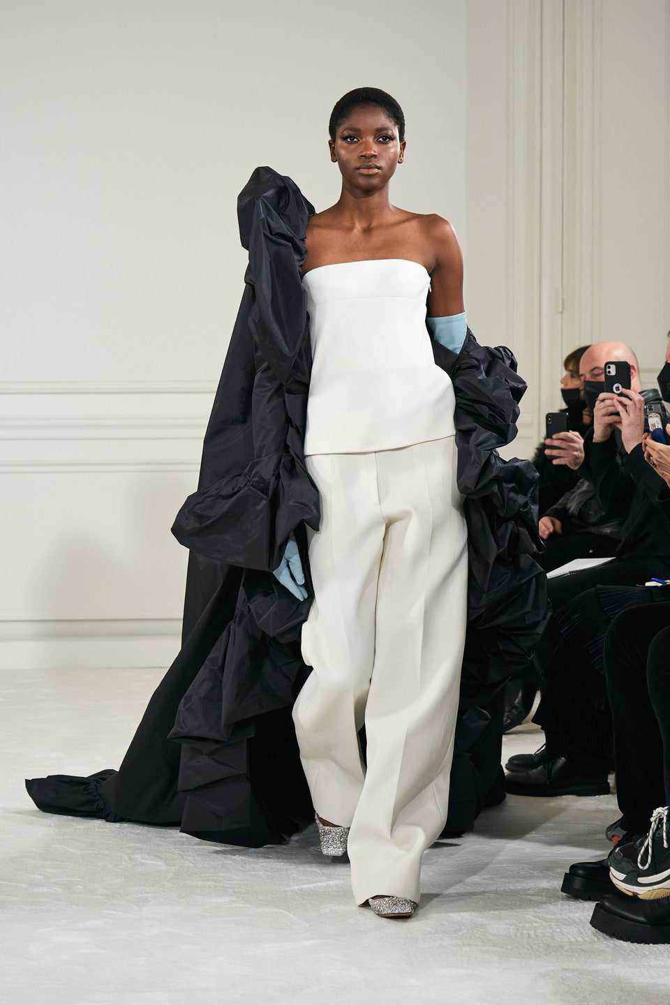 Hinh anh Valentino Haute Couture Xuân Hè 2022: Pierpaolo Piccioli tôn vinh mọi hình mẫu cơ thể trên đường băng Couture hoàn mỹ 8
