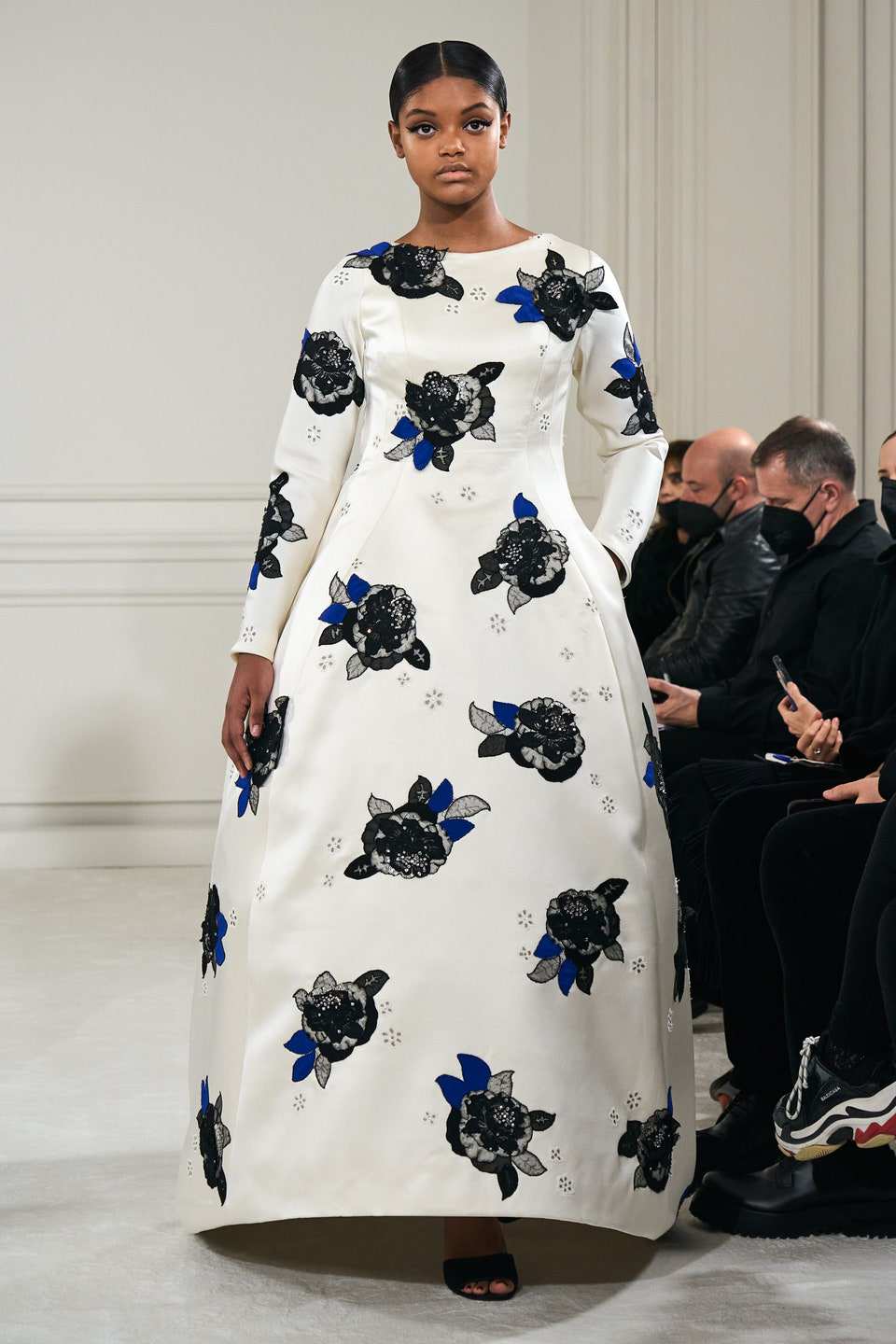 Hinh anh Valentino Haute Couture Xuân Hè 2022: Pierpaolo Piccioli tôn vinh mọi hình mẫu cơ thể trên đường băng Couture hoàn mỹ 9