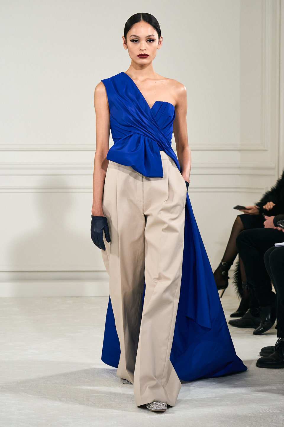 Hinh anh Valentino Haute Couture Xuân Hè 2022: Pierpaolo Piccioli tôn vinh mọi hình mẫu cơ thể trên đường băng Couture hoàn mỹ 11