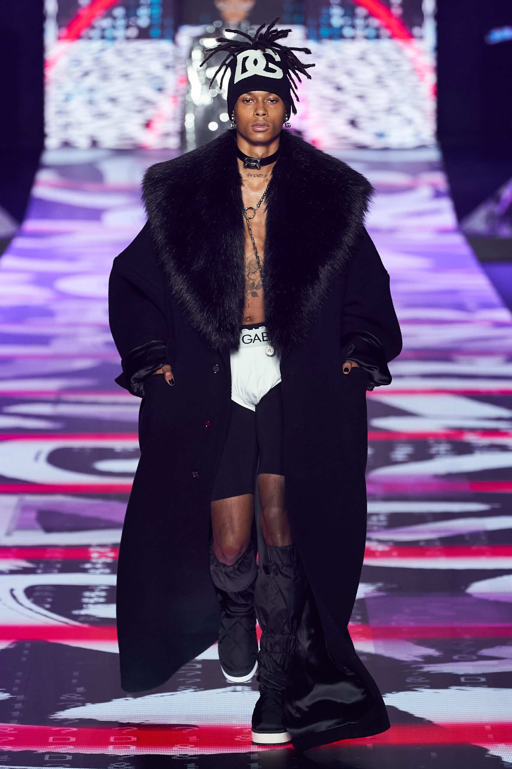 Hinh anh Dolce & Gabbana Menswear Thu-Đông 2022: Tủ quần áo “điên loạn, ngông cuồng” cho thế hệ mới 41