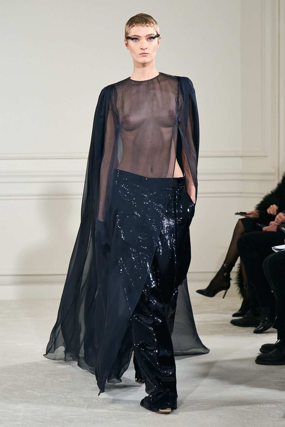 Hinh anh Valentino Haute Couture Xuân Hè 2022: Pierpaolo Piccioli tôn vinh mọi hình mẫu cơ thể trên đường băng Couture hoàn mỹ 38