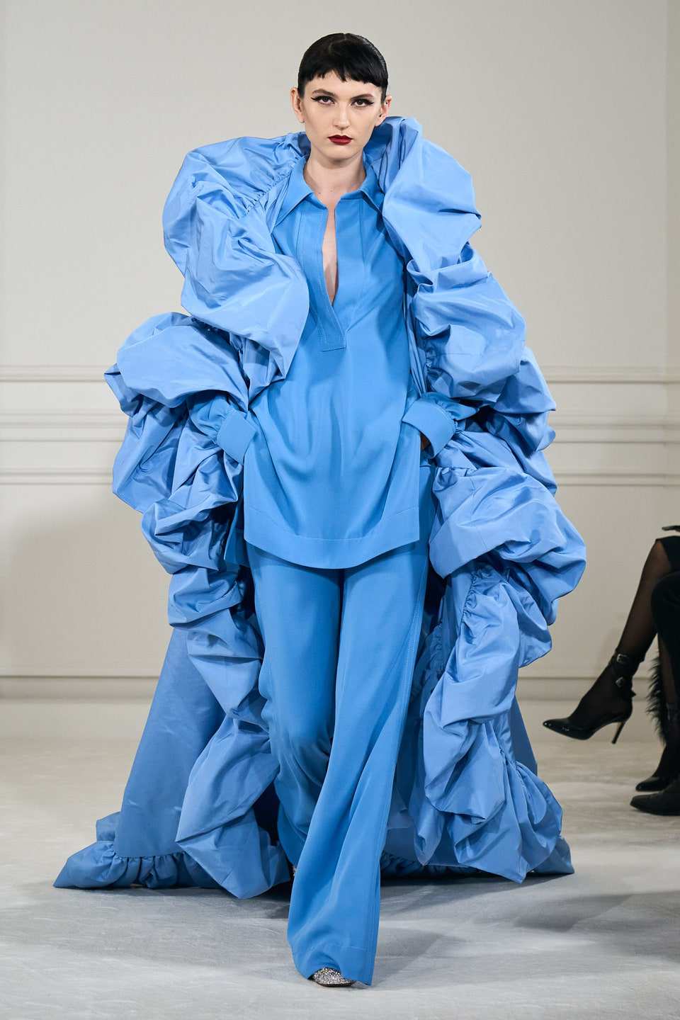 Hinh anh Valentino Haute Couture Xuân Hè 2022: Pierpaolo Piccioli tôn vinh mọi hình mẫu cơ thể trên đường băng Couture hoàn mỹ 15