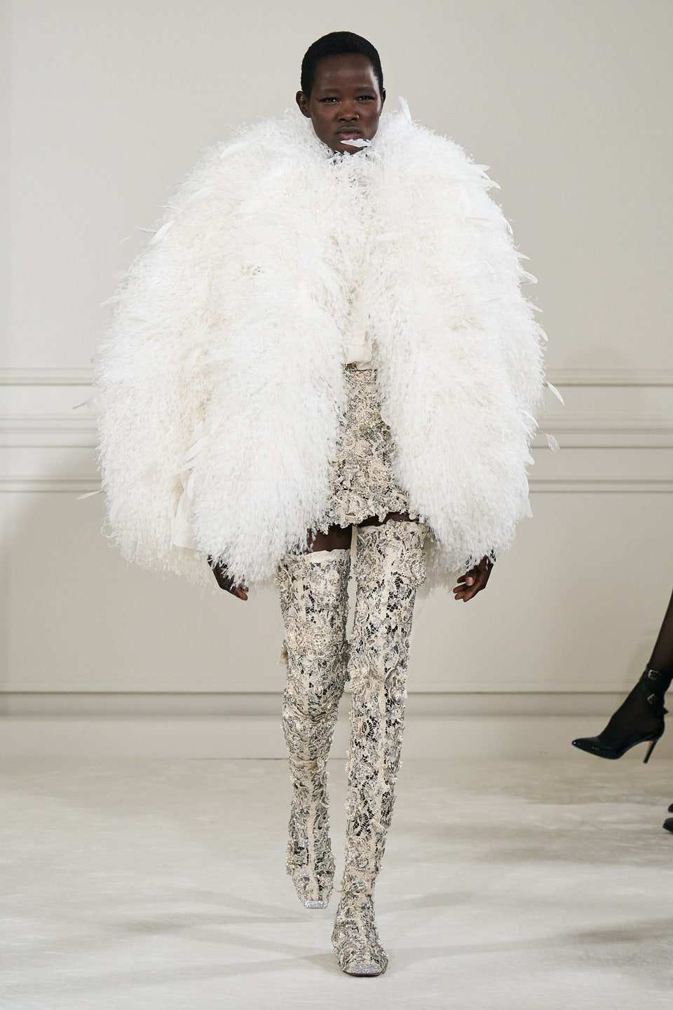 Hinh anh Valentino Haute Couture Xuân Hè 2022: Pierpaolo Piccioli tôn vinh mọi hình mẫu cơ thể trên đường băng Couture hoàn mỹ 45