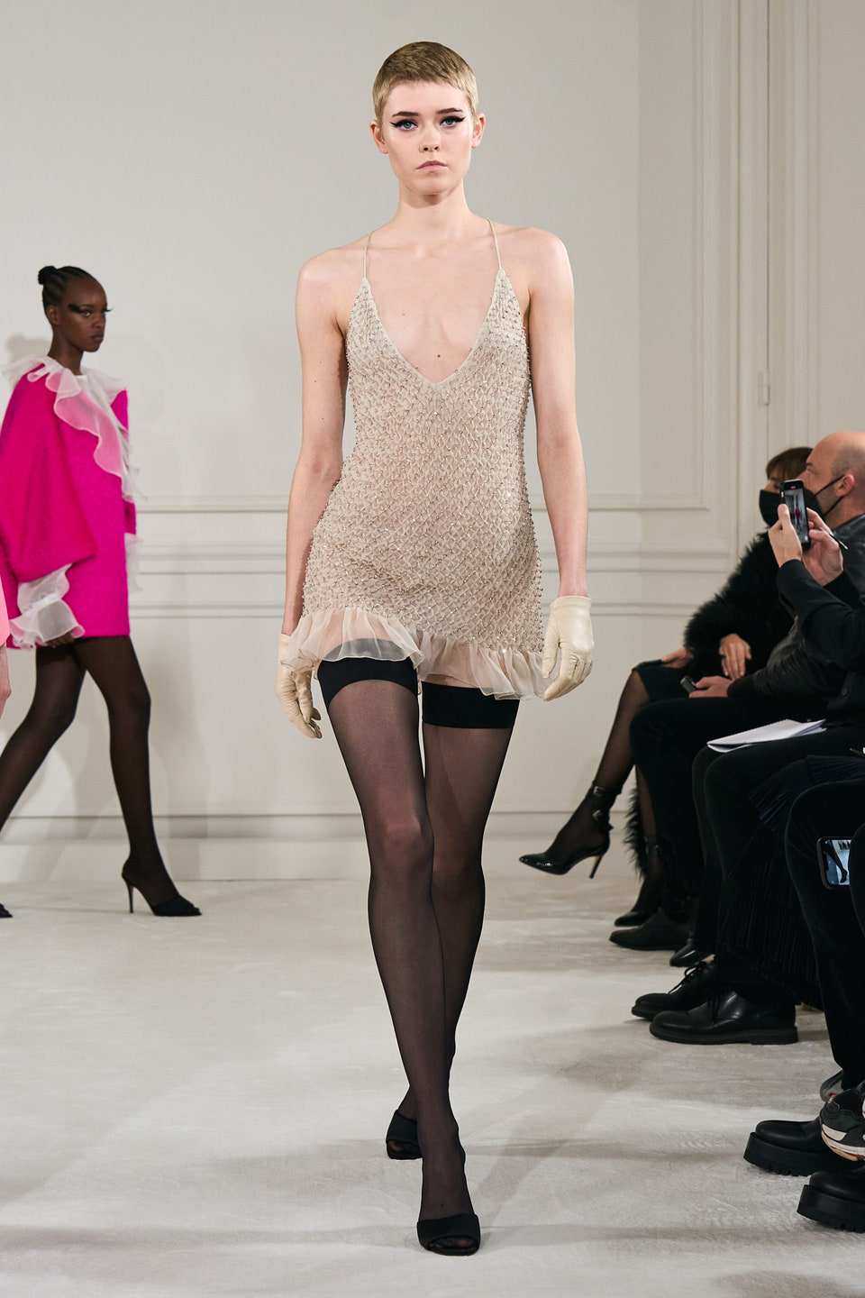 Hinh anh Valentino Haute Couture Xuân Hè 2022: Pierpaolo Piccioli tôn vinh mọi hình mẫu cơ thể trên đường băng Couture hoàn mỹ 18