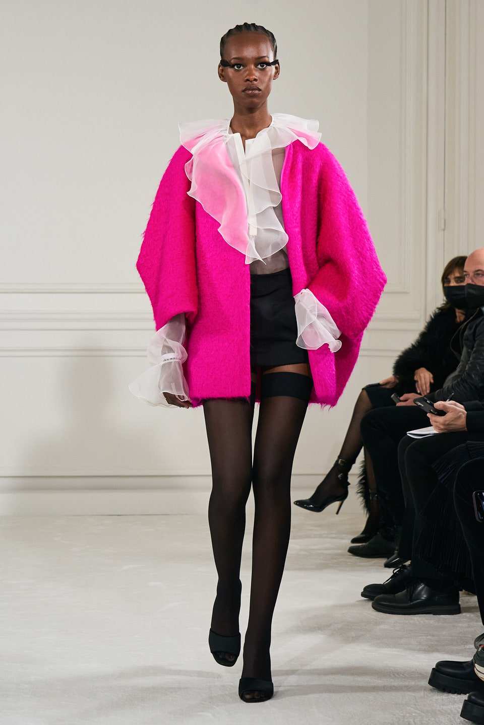 Hinh anh Valentino Haute Couture Xuân Hè 2022: Pierpaolo Piccioli tôn vinh mọi hình mẫu cơ thể trên đường băng Couture hoàn mỹ 36