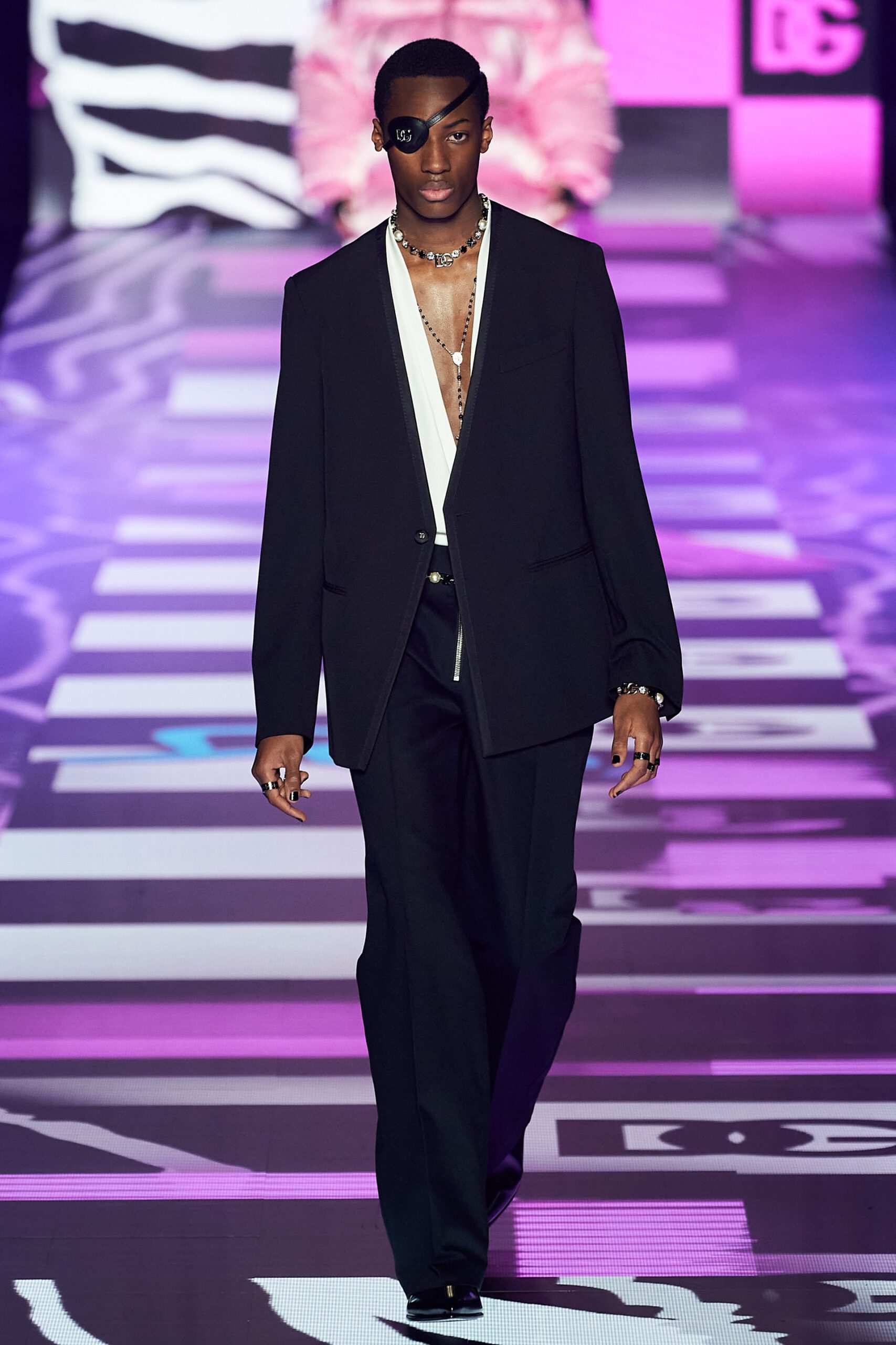 Hinh anh Dolce & Gabbana Menswear Thu-Đông 2022: Tủ quần áo “điên loạn, ngông cuồng” cho thế hệ mới 35