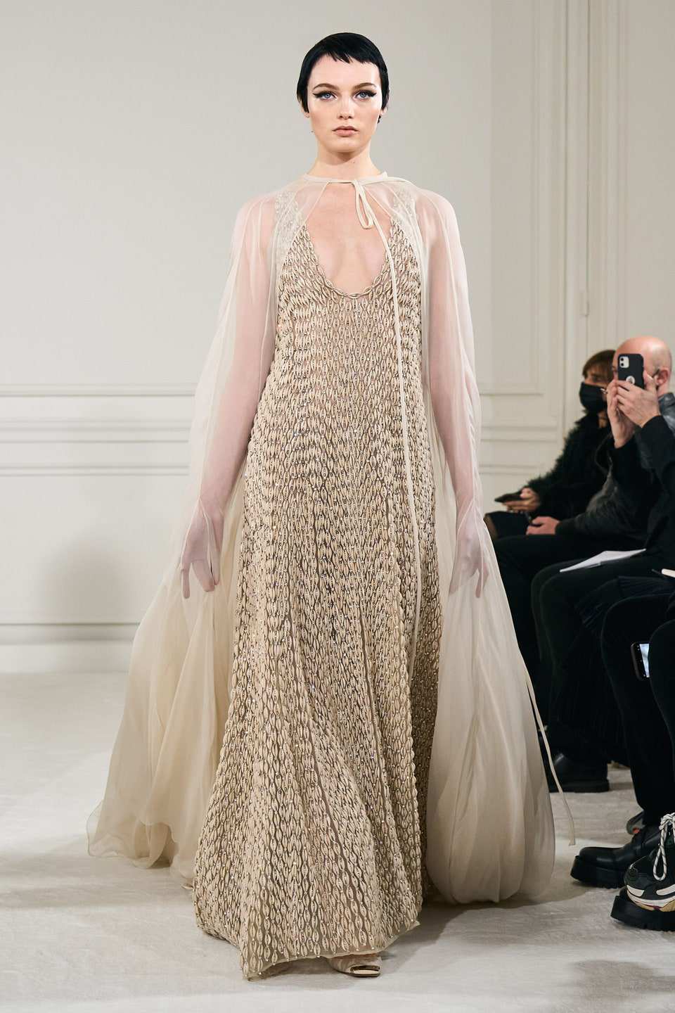 Hinh anh Valentino Haute Couture Xuân Hè 2022: Pierpaolo Piccioli tôn vinh mọi hình mẫu cơ thể trên đường băng Couture hoàn mỹ 21