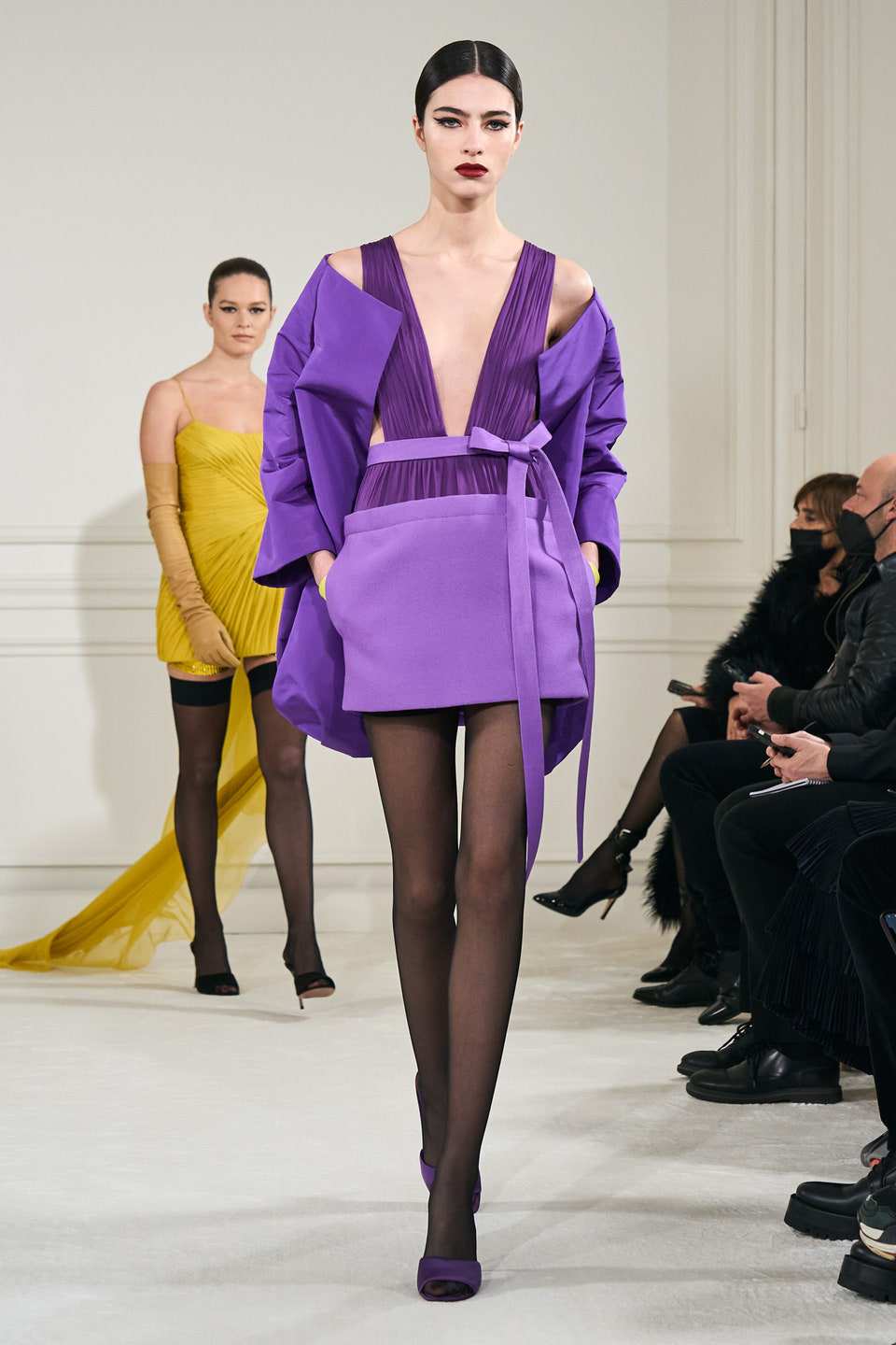 Hinh anh Valentino Haute Couture Xuân Hè 2022: Pierpaolo Piccioli tôn vinh mọi hình mẫu cơ thể trên đường băng Couture hoàn mỹ 22