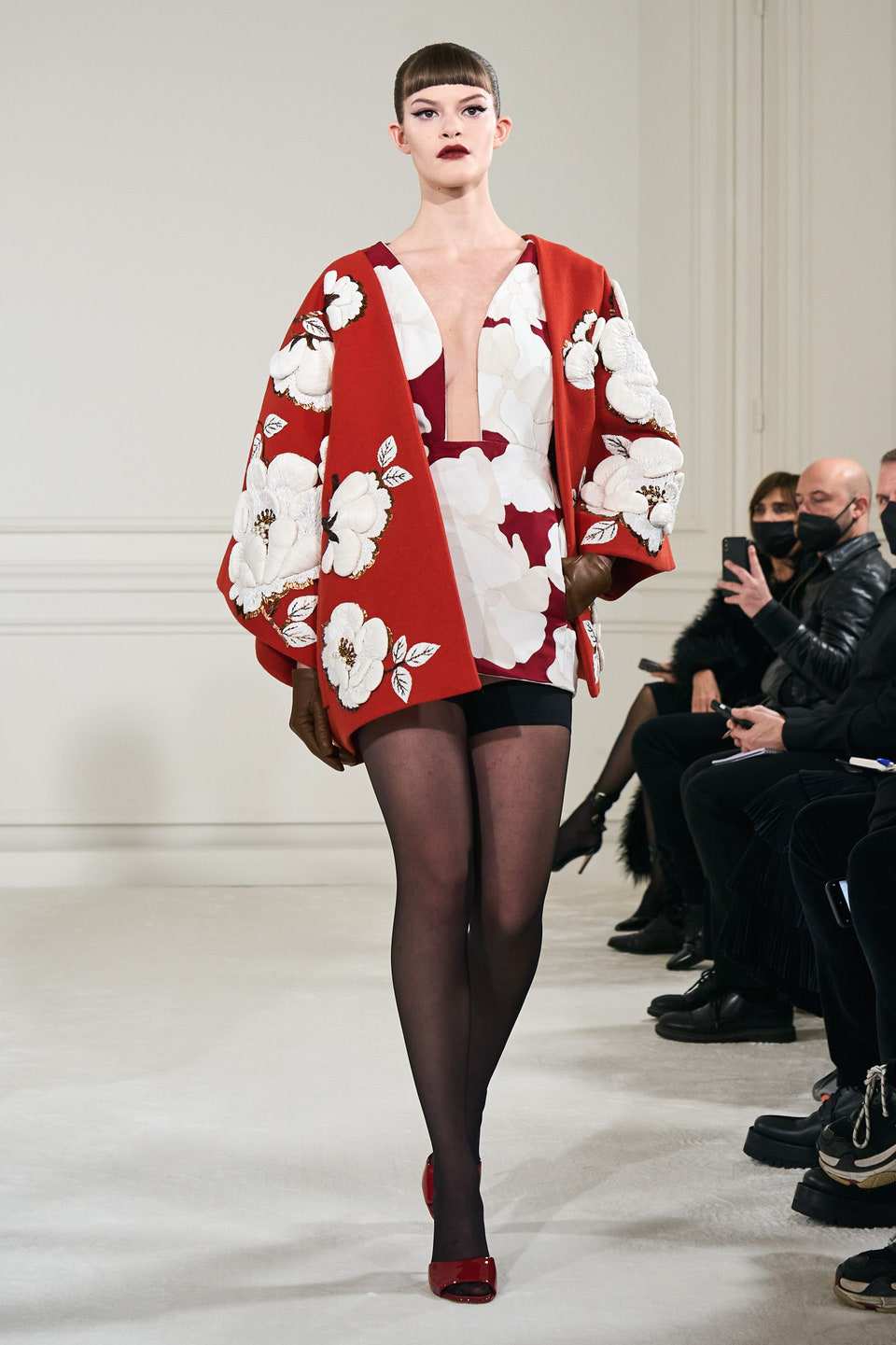 Hinh anh Valentino Haute Couture Xuân Hè 2022: Pierpaolo Piccioli tôn vinh mọi hình mẫu cơ thể trên đường băng Couture hoàn mỹ 4