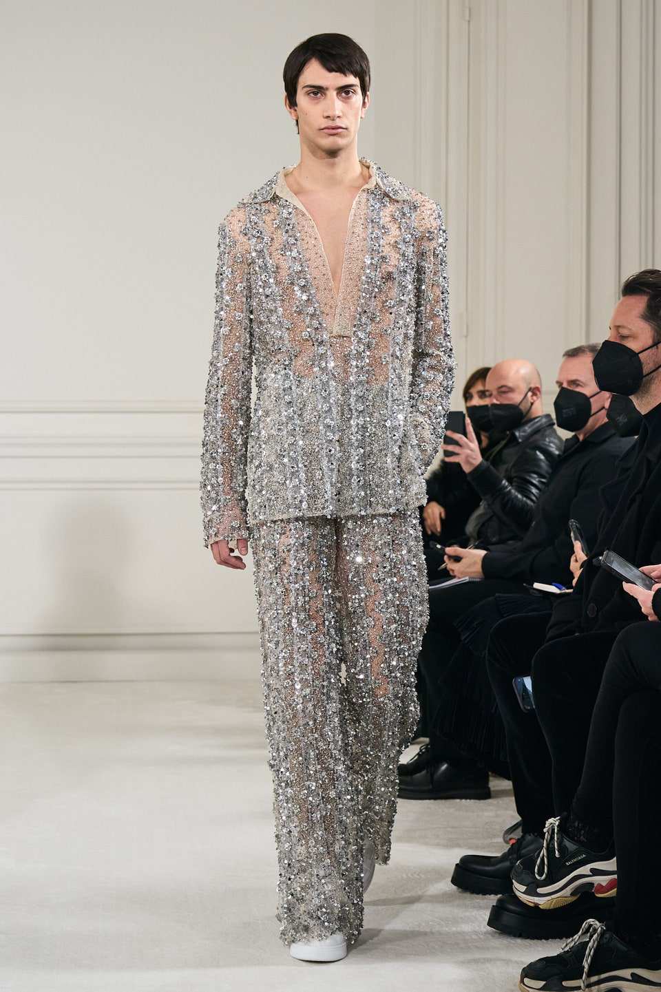 Hinh anh Valentino Haute Couture Xuân Hè 2022: Pierpaolo Piccioli tôn vinh mọi hình mẫu cơ thể trên đường băng Couture hoàn mỹ 7