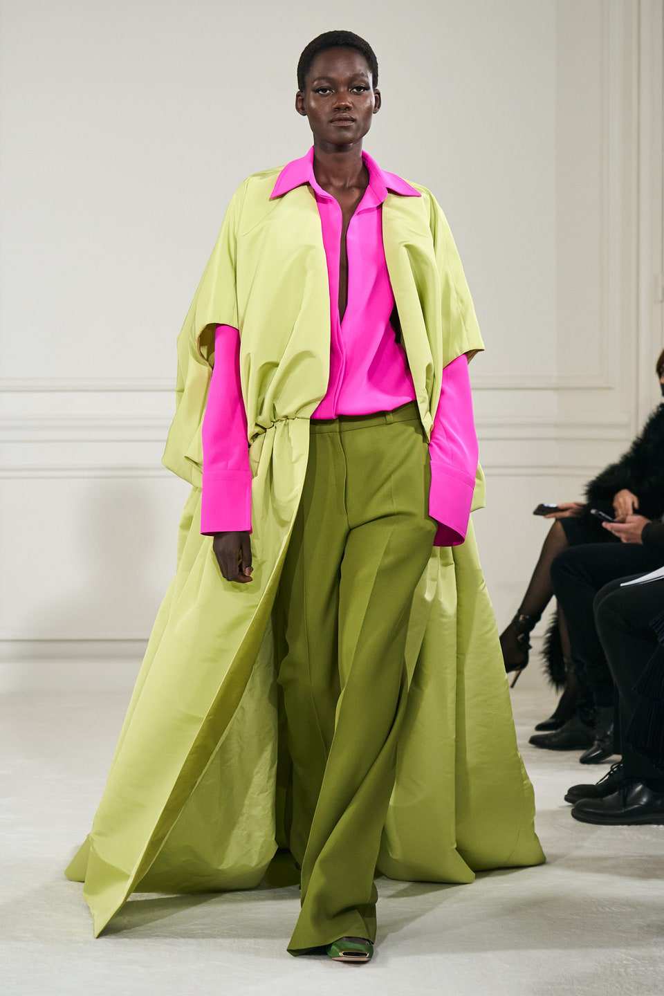 Hinh anh Valentino Haute Couture Xuân Hè 2022: Pierpaolo Piccioli tôn vinh mọi hình mẫu cơ thể trên đường băng Couture hoàn mỹ 53