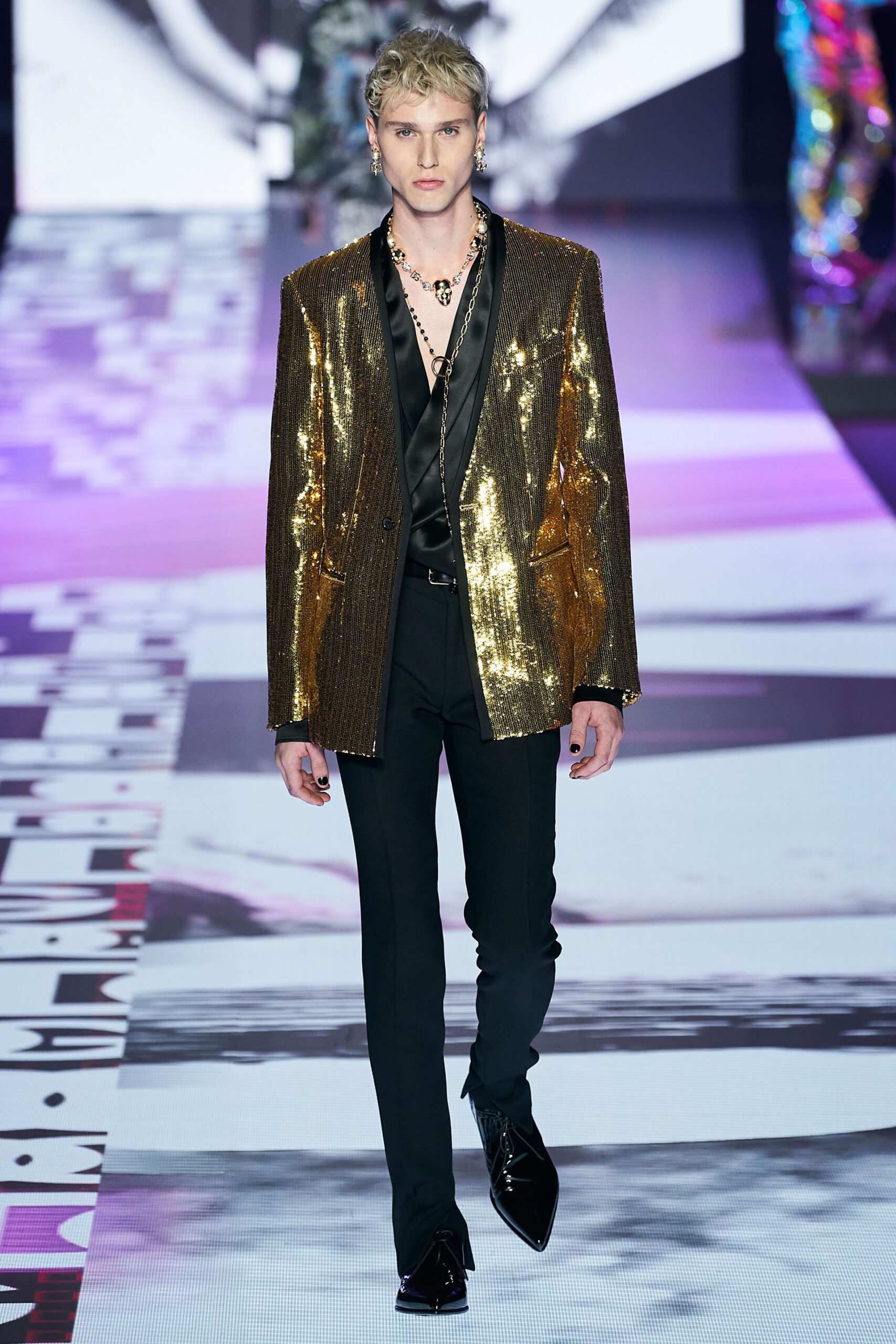 Hinh anh Dolce & Gabbana Menswear Thu-Đông 2022: Tủ quần áo “điên loạn, ngông cuồng” cho thế hệ mới 30