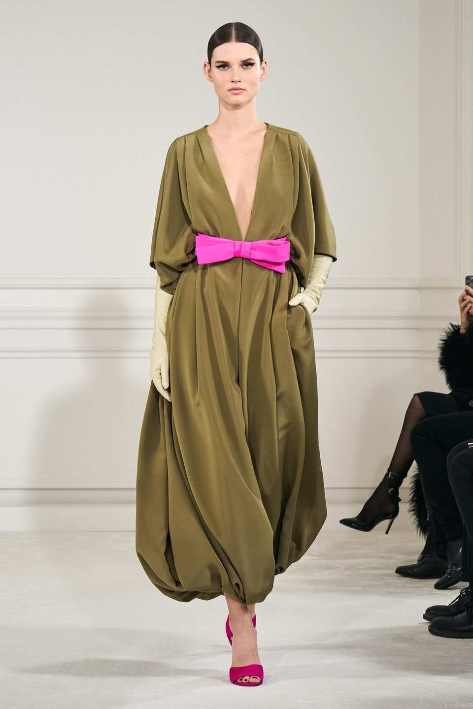 Hinh anh Valentino Haute Couture Xuân Hè 2022: Pierpaolo Piccioli tôn vinh mọi hình mẫu cơ thể trên đường băng Couture hoàn mỹ 33