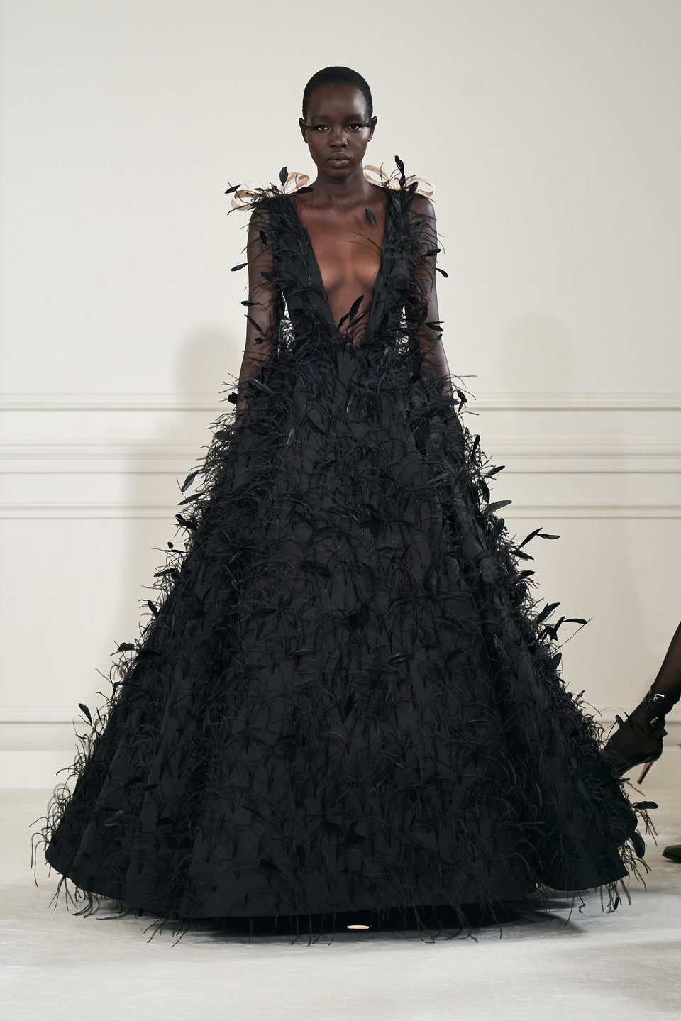 Hinh anh Valentino Haute Couture Xuân Hè 2022: Pierpaolo Piccioli tôn vinh mọi hình mẫu cơ thể trên đường băng Couture hoàn mỹ 54