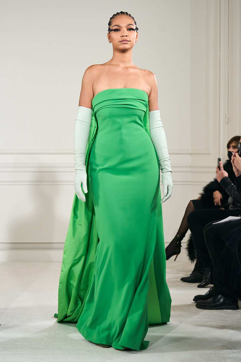 Hinh anh Valentino Haute Couture Xuân Hè 2022: Pierpaolo Piccioli tôn vinh mọi hình mẫu cơ thể trên đường băng Couture hoàn mỹ 32