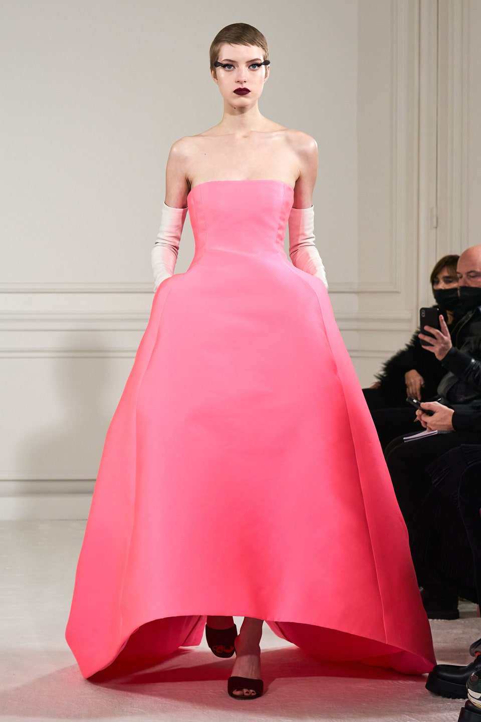 Hinh anh Valentino Haute Couture Xuân Hè 2022: Pierpaolo Piccioli tôn vinh mọi hình mẫu cơ thể trên đường băng Couture hoàn mỹ 6