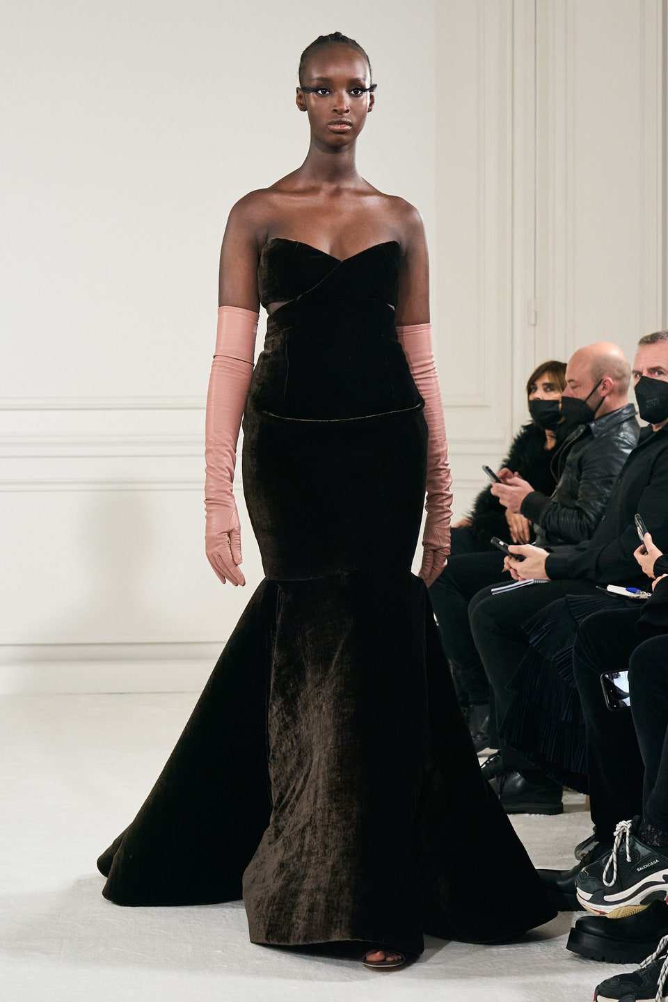Hinh anh Valentino Haute Couture Xuân Hè 2022: Pierpaolo Piccioli tôn vinh mọi hình mẫu cơ thể trên đường băng Couture hoàn mỹ 31