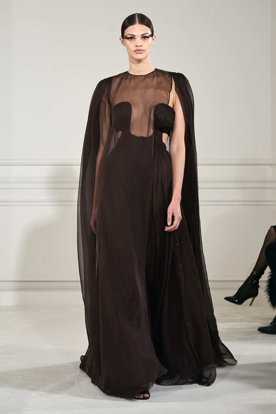 Hinh anh Valentino Haute Couture Xuân Hè 2022: Pierpaolo Piccioli tôn vinh mọi hình mẫu cơ thể trên đường băng Couture hoàn mỹ 30