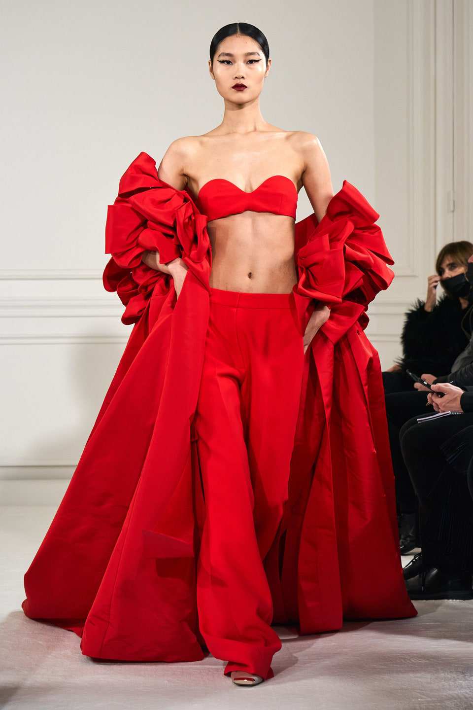 Hinh anh Valentino Haute Couture Xuân Hè 2022: Pierpaolo Piccioli tôn vinh mọi hình mẫu cơ thể trên đường băng Couture hoàn mỹ 1