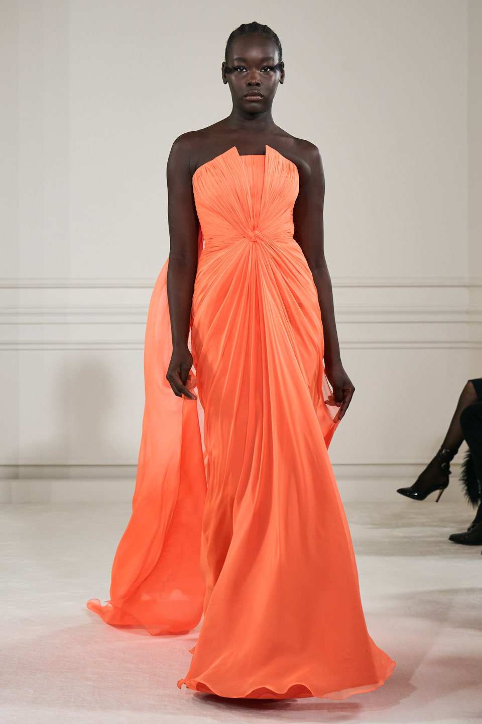 Hinh anh Valentino Haute Couture Xuân Hè 2022: Pierpaolo Piccioli tôn vinh mọi hình mẫu cơ thể trên đường băng Couture hoàn mỹ 29