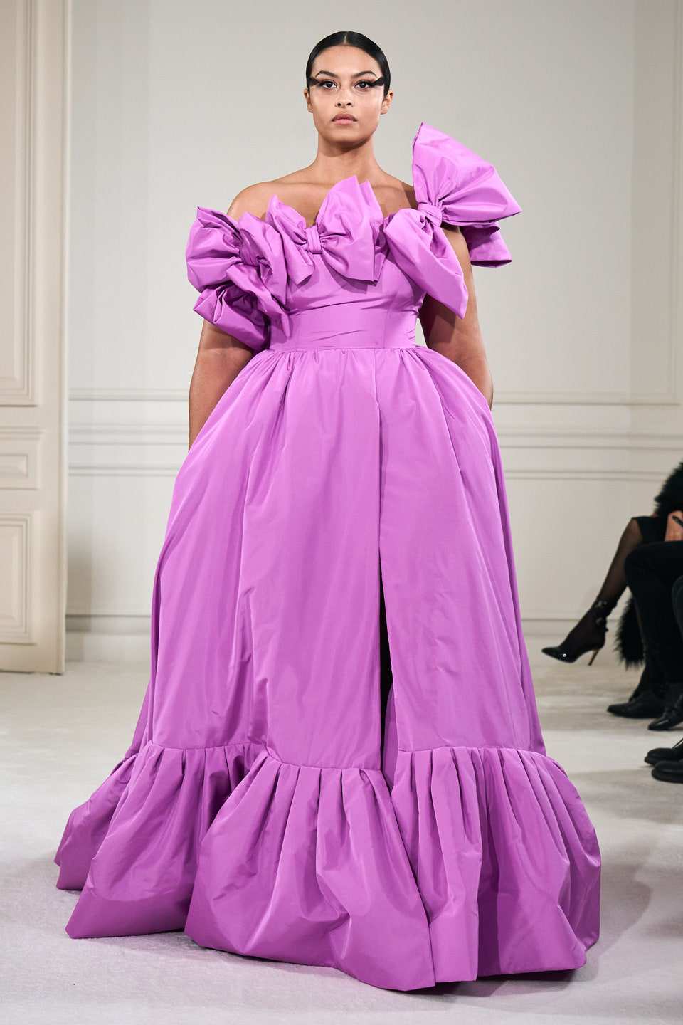 Hinh anh Valentino Haute Couture Xuân Hè 2022: Pierpaolo Piccioli tôn vinh mọi hình mẫu cơ thể trên đường băng Couture hoàn mỹ 25