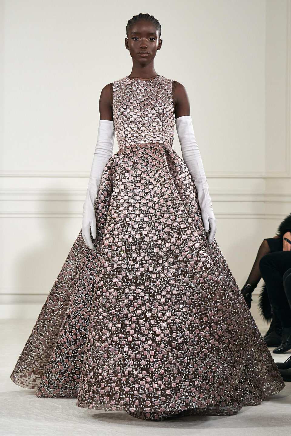 Hinh anh Valentino Haute Couture Xuân Hè 2022: Pierpaolo Piccioli tôn vinh mọi hình mẫu cơ thể trên đường băng Couture hoàn mỹ 28