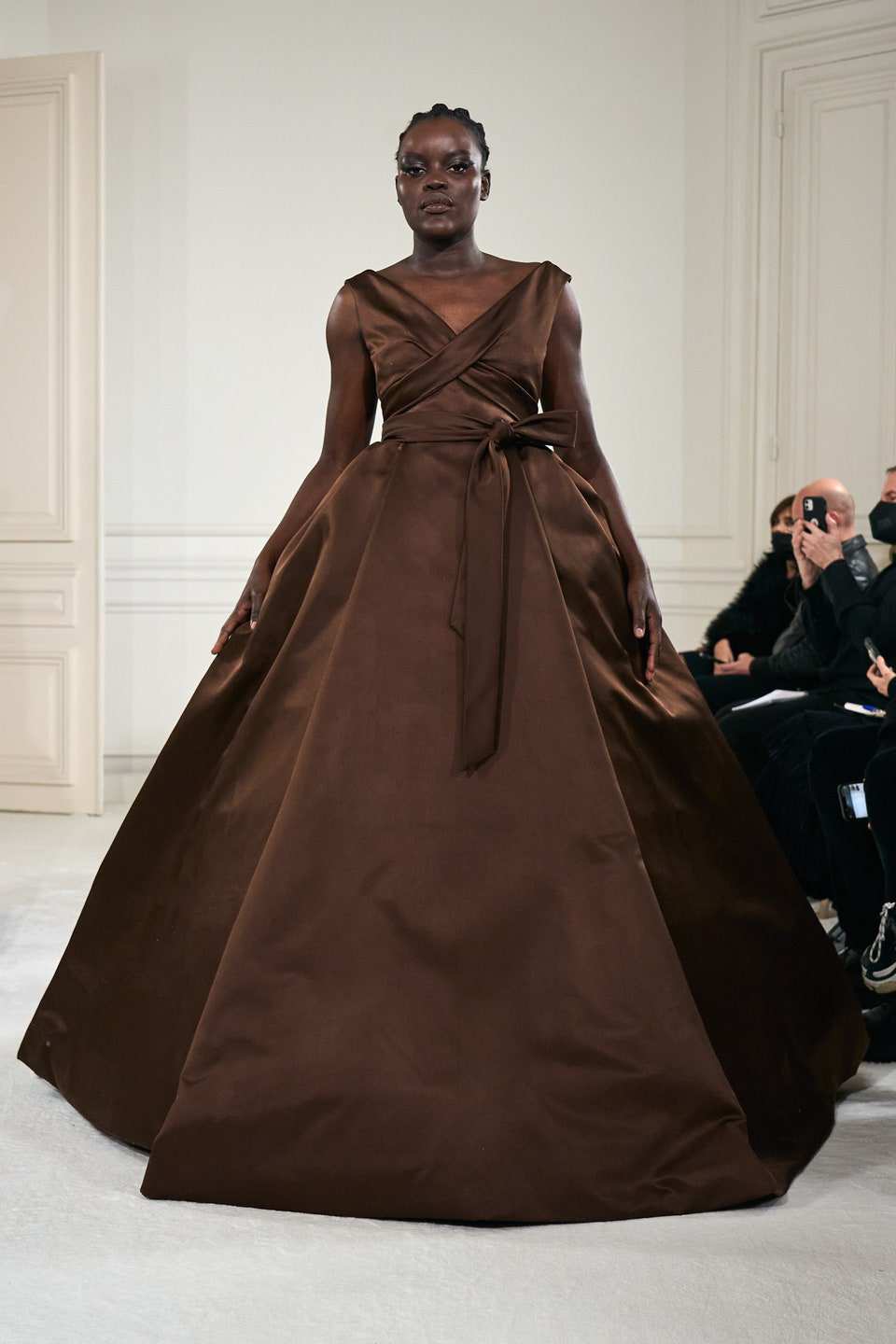 Hinh anh Valentino Haute Couture Xuân Hè 2022: Pierpaolo Piccioli tôn vinh mọi hình mẫu cơ thể trên đường băng Couture hoàn mỹ 3