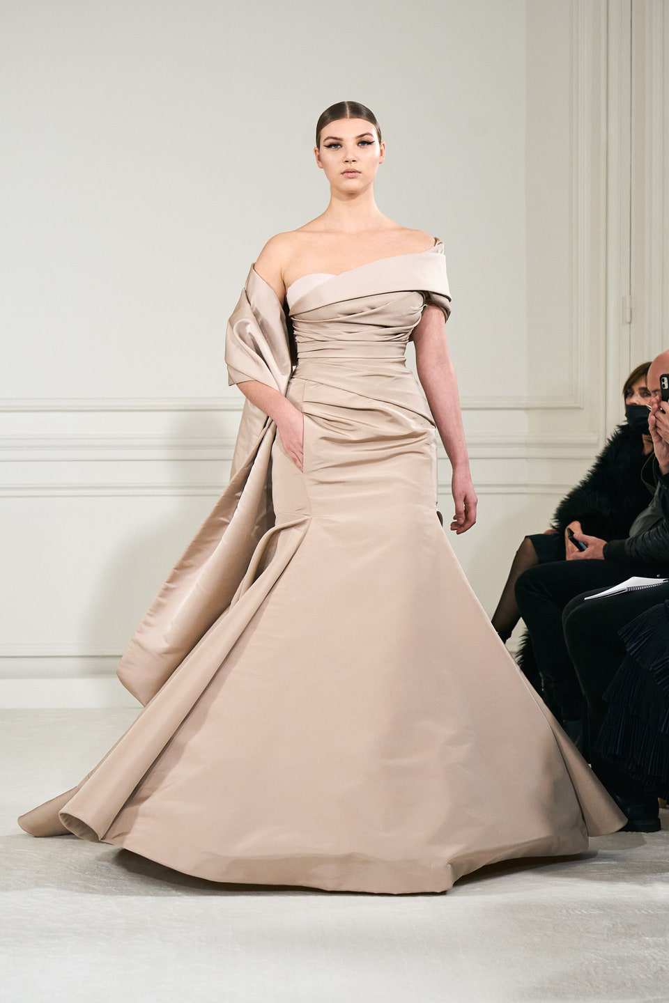 Hinh anh Valentino Haute Couture Xuân Hè 2022: Pierpaolo Piccioli tôn vinh mọi hình mẫu cơ thể trên đường băng Couture hoàn mỹ 26