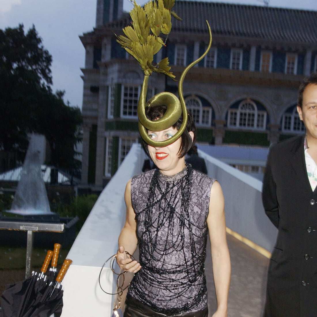 Hinh anh Isabella Blow - “mẹ đỡ đầu” của “đứa trẻ ngông cuồng”, Alexander McQueen 1