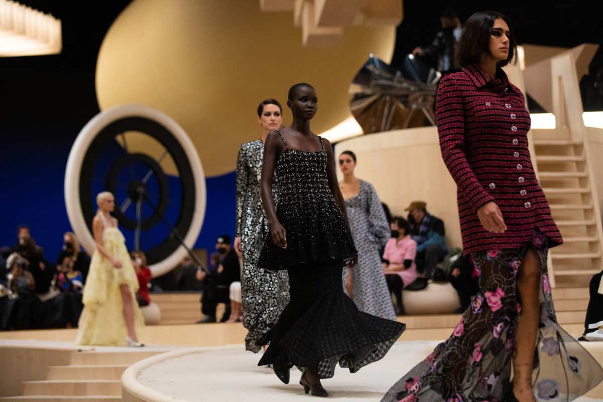 Hinh anh Chanel Haute Couture Xuân Hè 2022: Sự thanh tao đầy tính nữ được gợi mở giữa lần ranh vừa thật vừa ảo 10