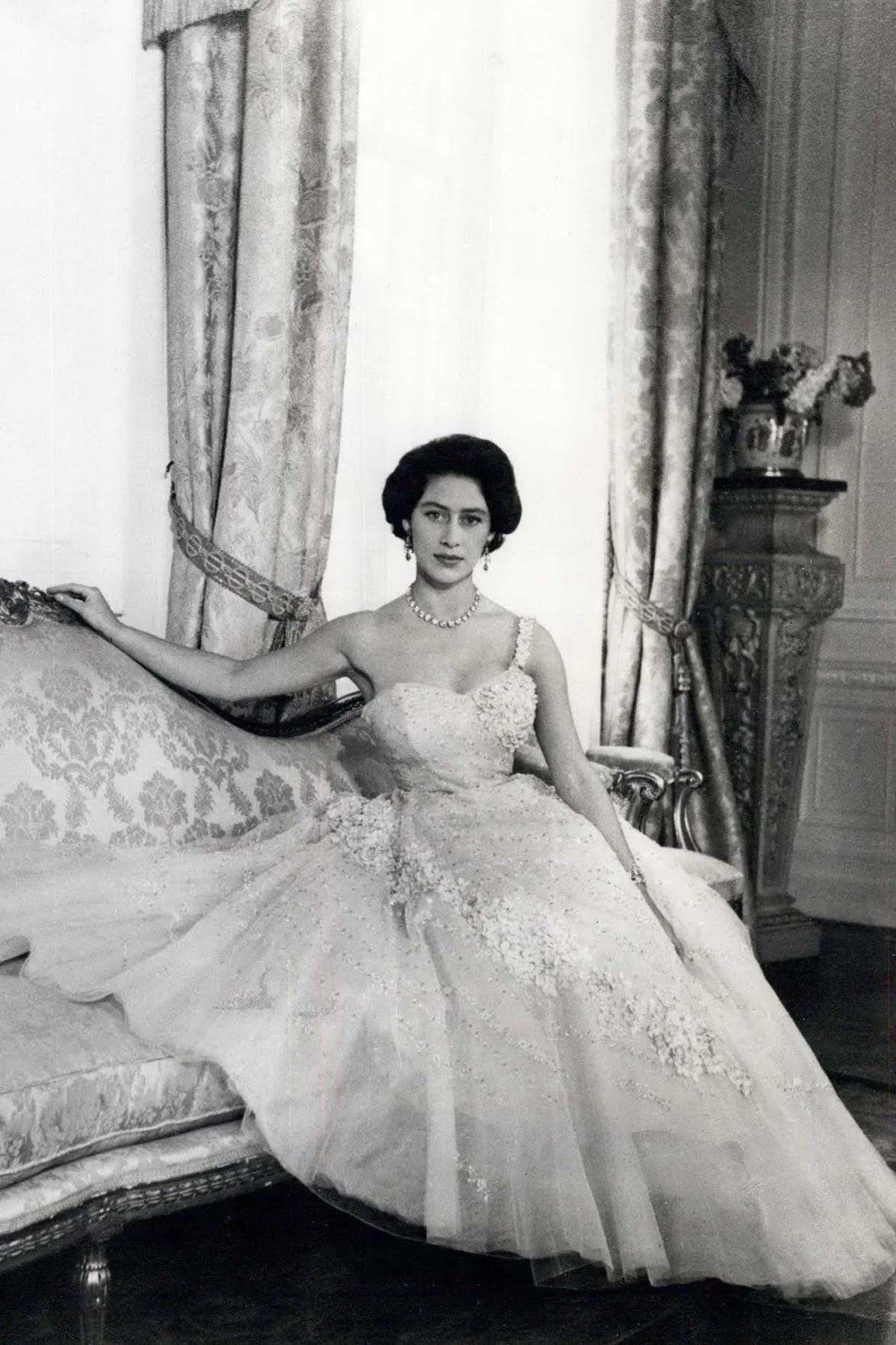 Hinh anh Công chúa Margaret - Thực hiện hóa phần hoàng gia trong Dior 2
