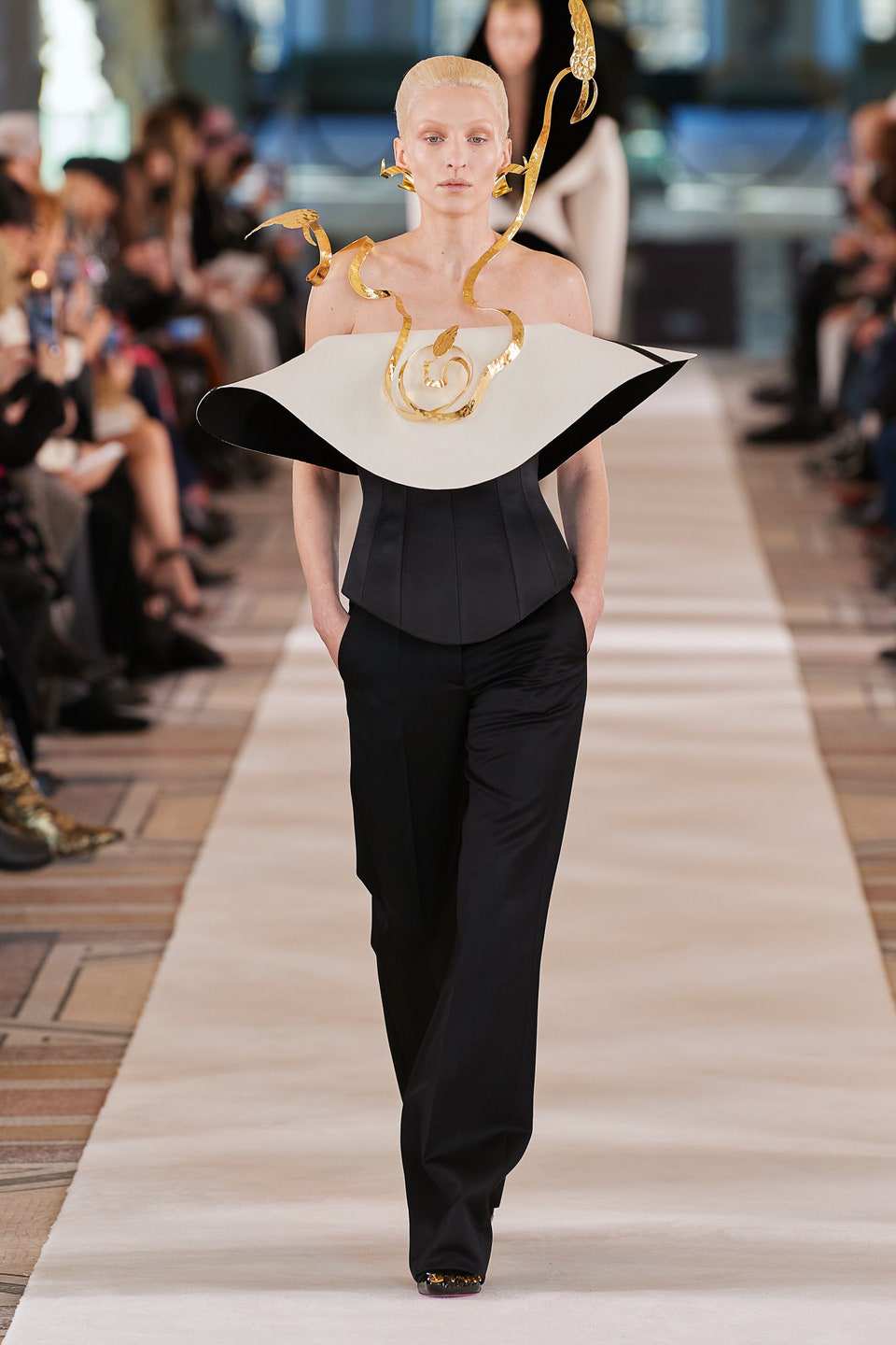 Hinh anh Haute Couture Xuân Hè 2022: Khi thời trang và khoa học viễn tưởng giao thoa 10