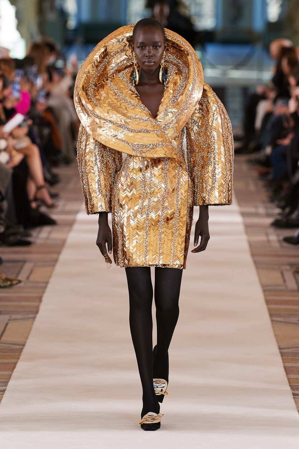 Hinh anh Haute Couture Xuân Hè 2022: Khi thời trang và khoa học viễn tưởng giao thoa 4