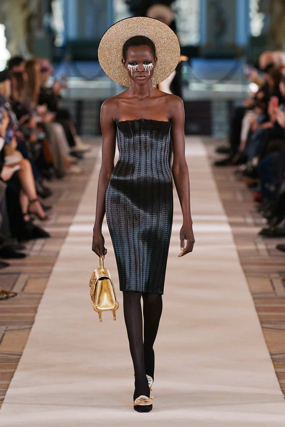 Hinh anh Haute Couture Xuân Hè 2022: Khi thời trang và khoa học viễn tưởng giao thoa 14