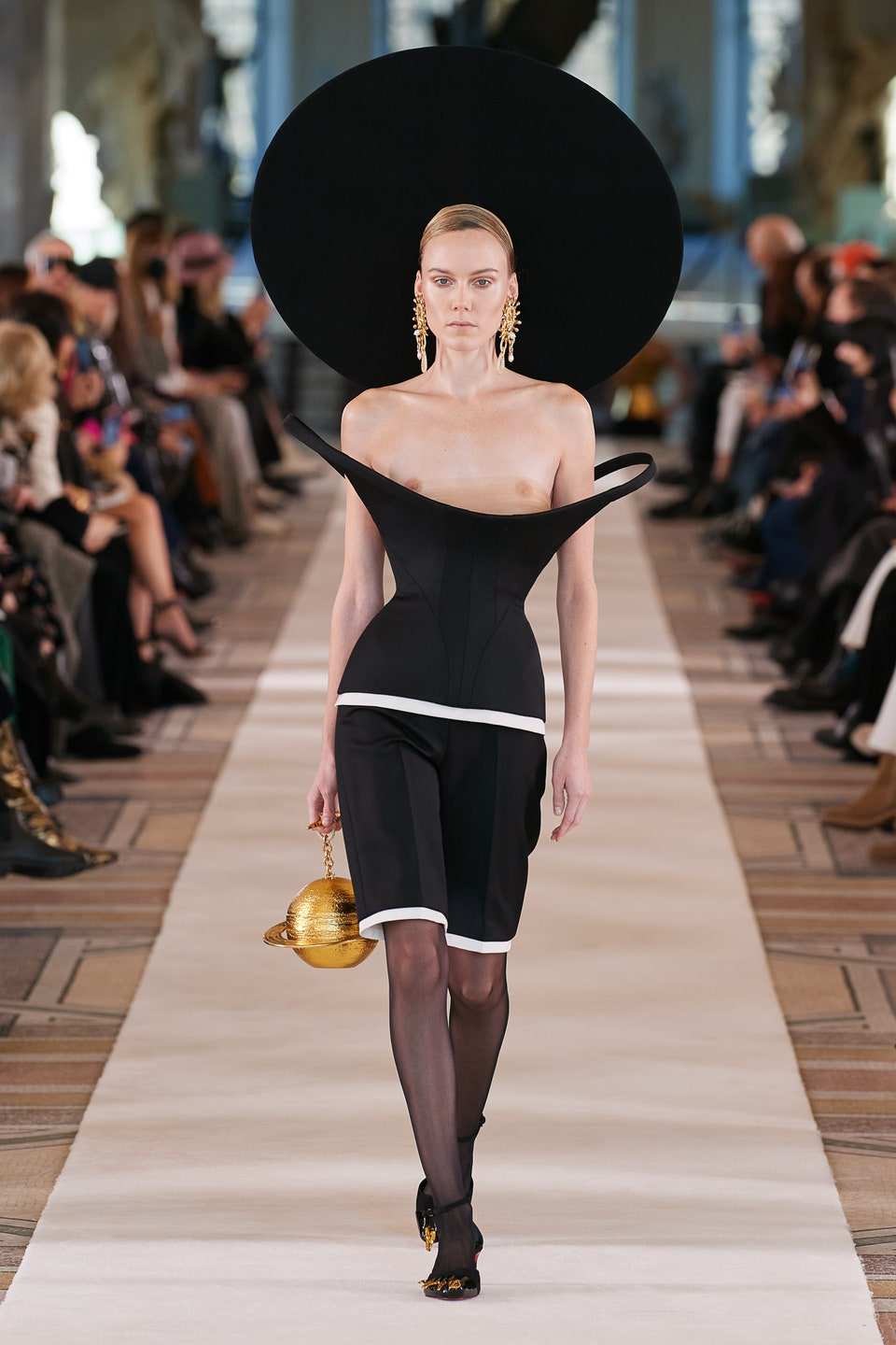 Hinh anh Haute Couture Xuân Hè 2022: Khi thời trang và khoa học viễn tưởng giao thoa 9