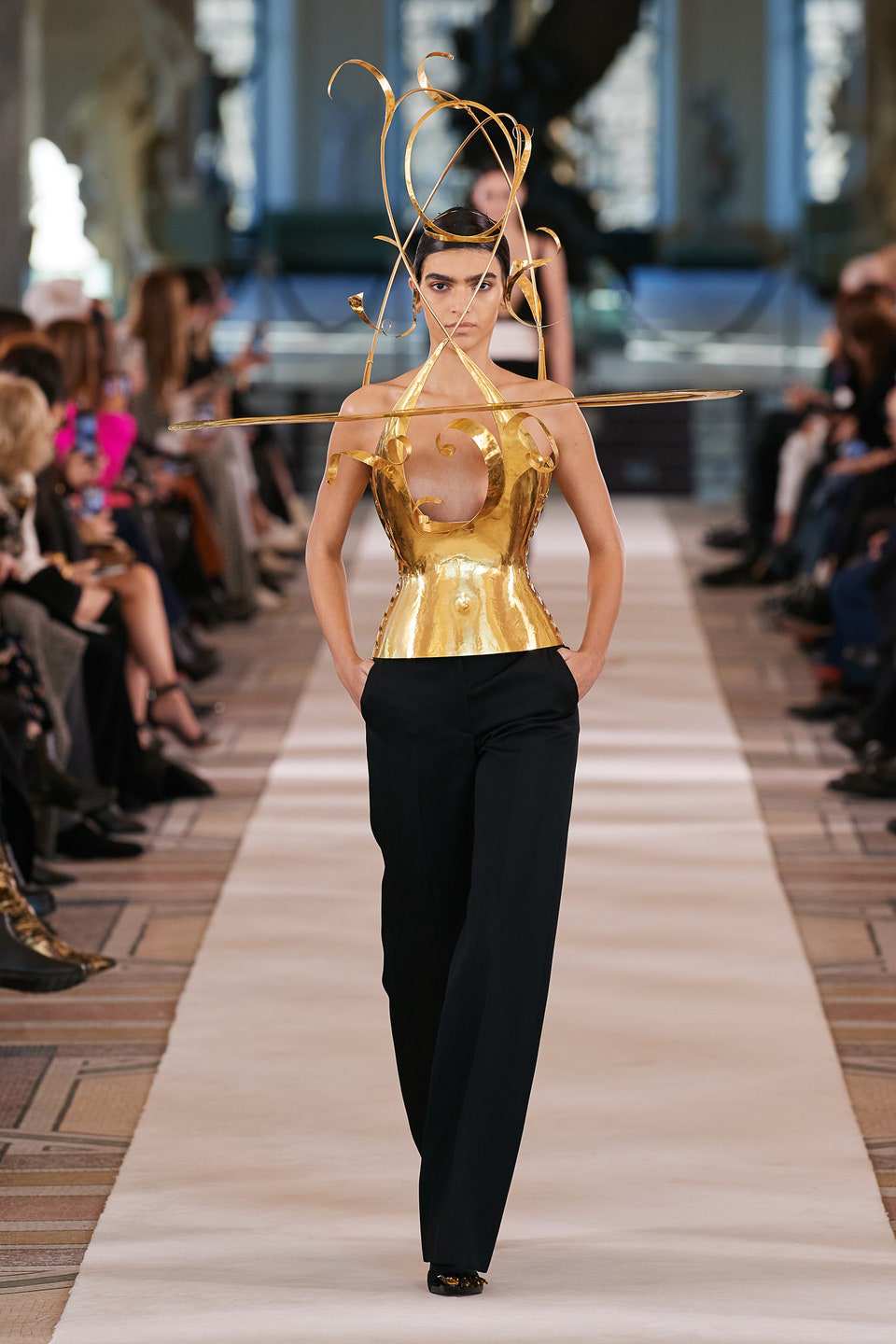 Hinh anh Haute Couture Xuân Hè 2022: Khi thời trang và khoa học viễn tưởng giao thoa 1