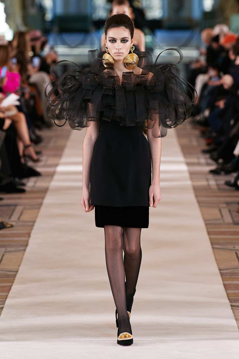 Hinh anh Haute Couture Xuân Hè 2022: Khi thời trang và khoa học viễn tưởng giao thoa 13