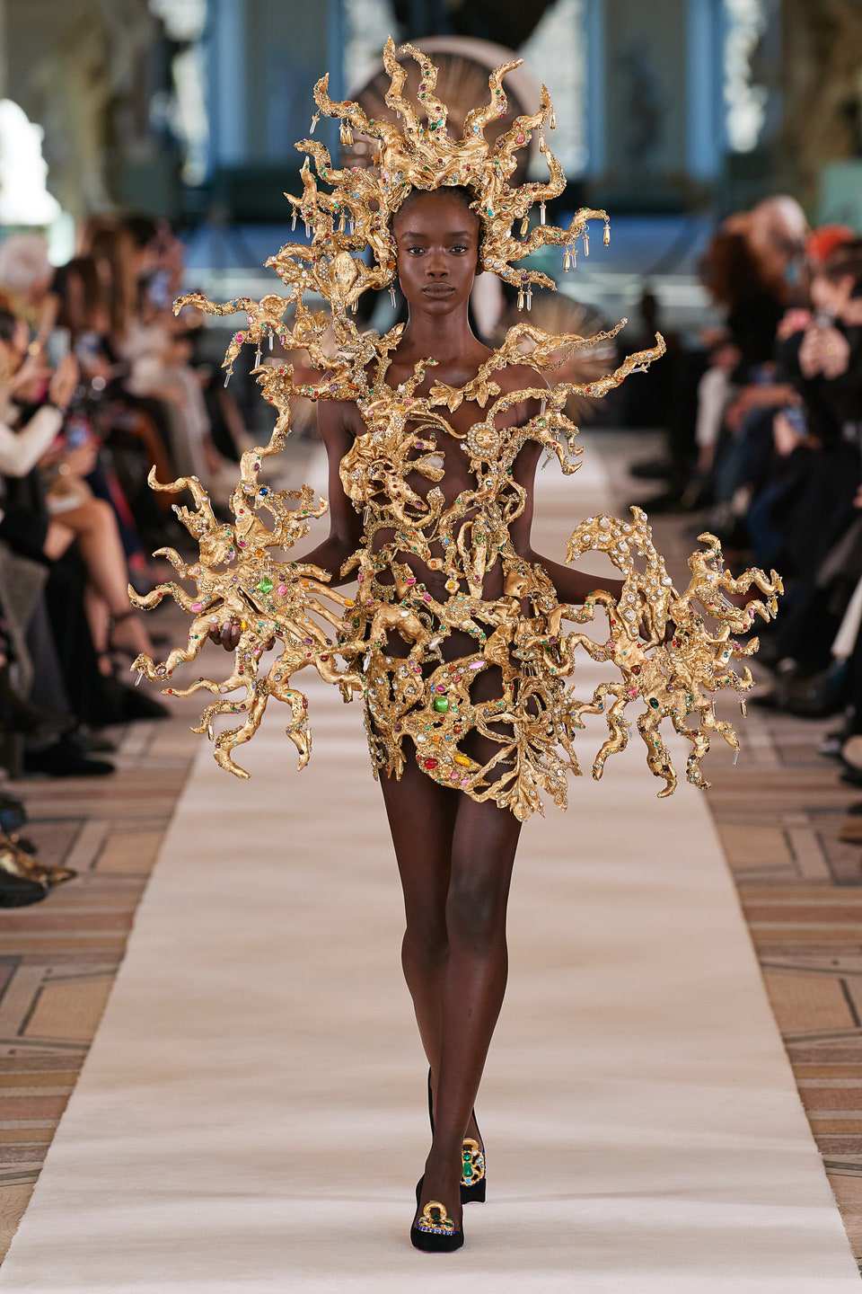 Hinh anh Haute Couture Xuân Hè 2022: Khi thời trang và khoa học viễn tưởng giao thoa 11