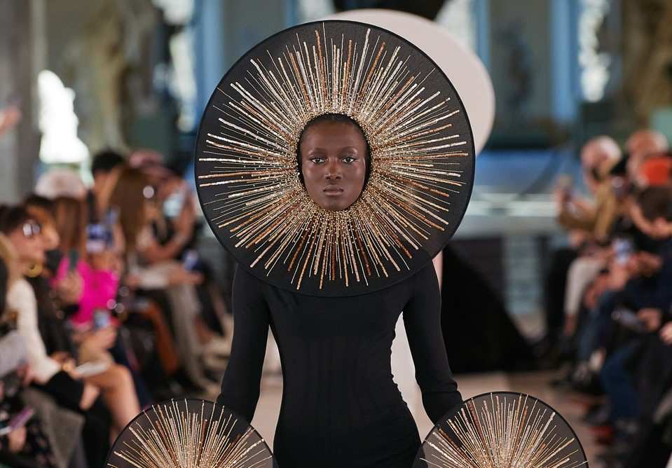 Haute Couture Xuân Hè 2022: Khi thời trang và khoa học viễn tưởng giao thoa