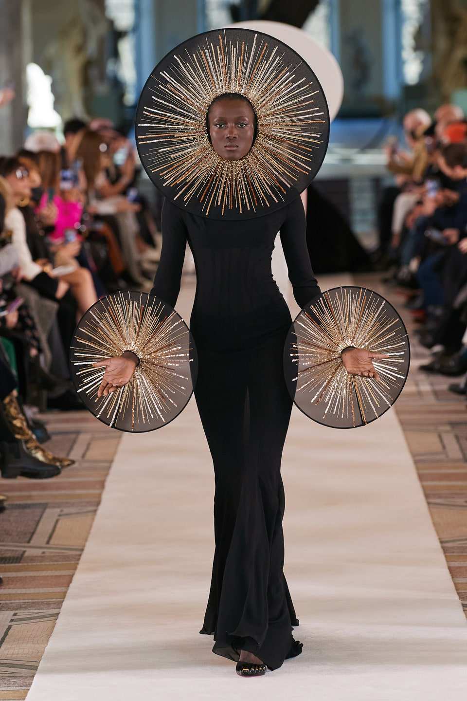 Hinh anh Haute Couture Xuân Hè 2022: Khi thời trang và khoa học viễn tưởng giao thoa 5
