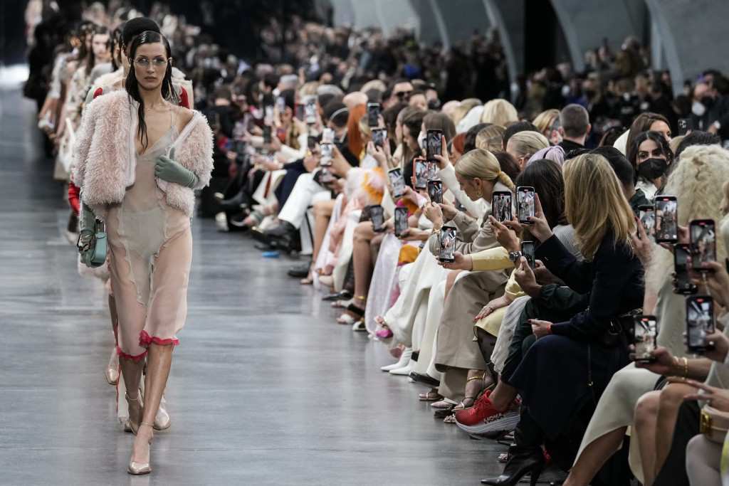Fendi Thu Đông 2022-2023: Mạnh mẽ và dịu êm - sức hấp dẫn của những phụ nữ quyền lực
