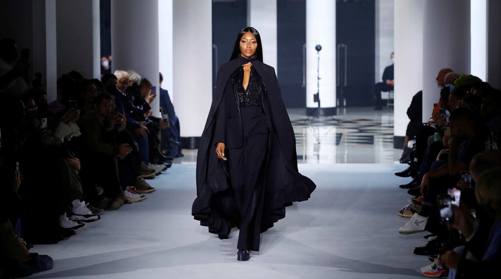 Hinh anh “Báo đen” Naomi Campbell - Những khoảnh khắc khó quên trên sàn diễn thập niên 90 2